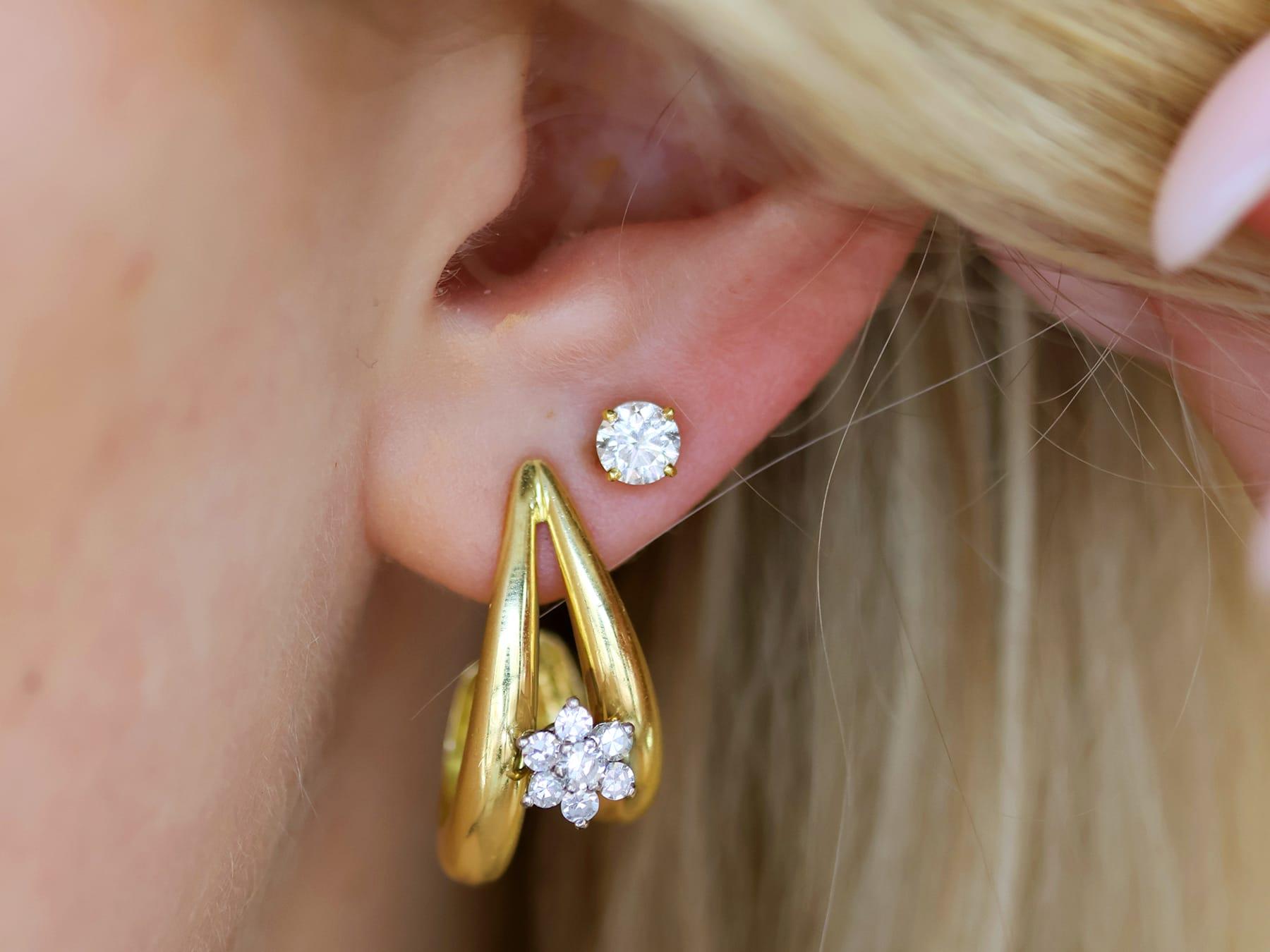 Paire de boucles d'oreilles vintage en diamant taille ronde brillant moderne de 0,67 carat avec monture contemporaine en or jaune 18 carats ; fait partie de nos collections de bijoux vintage.

Ces impressionnants diamants vintage sont présentés dans