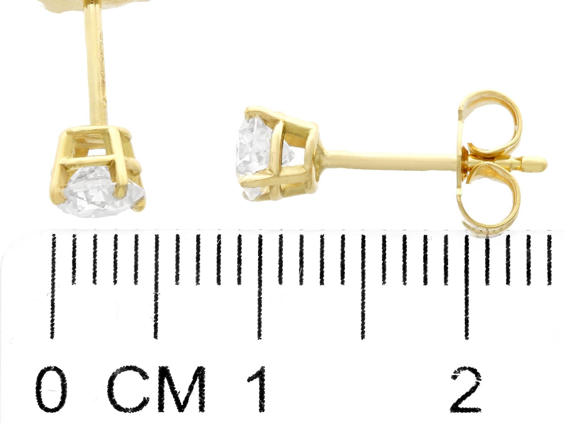 Round Cut Diamond and Yellow Gold Stud Earrings For Sale