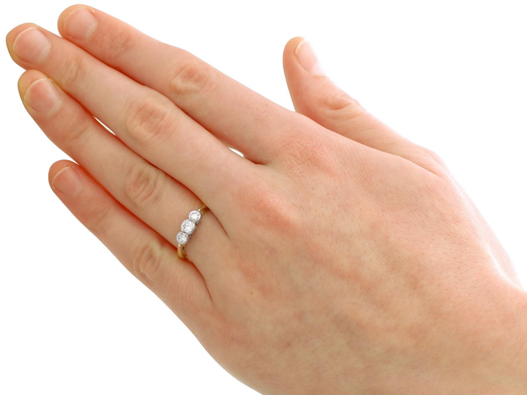Anillo de compromiso de diamantes y tres piedras de oro amarillo de 18k en venta 1