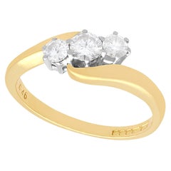 Anello con diamante e trilogia in oro giallo