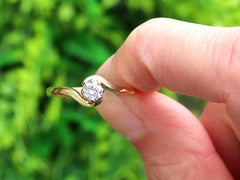 Gelbgold-Verlobungsring mit Solitär-Diamant