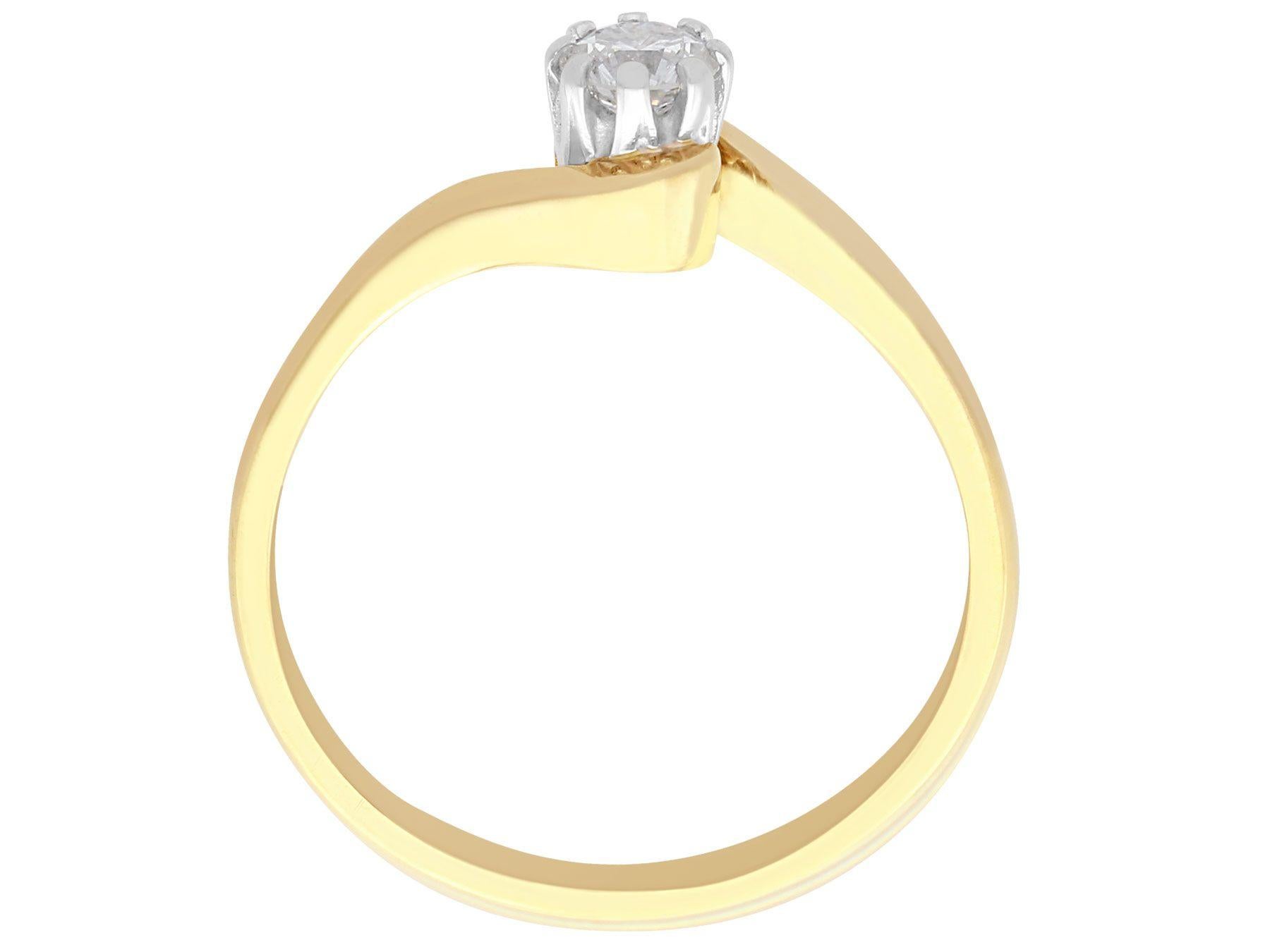 Anillo de compromiso solitario con diamantes y oro amarillo en espiral en venta 1