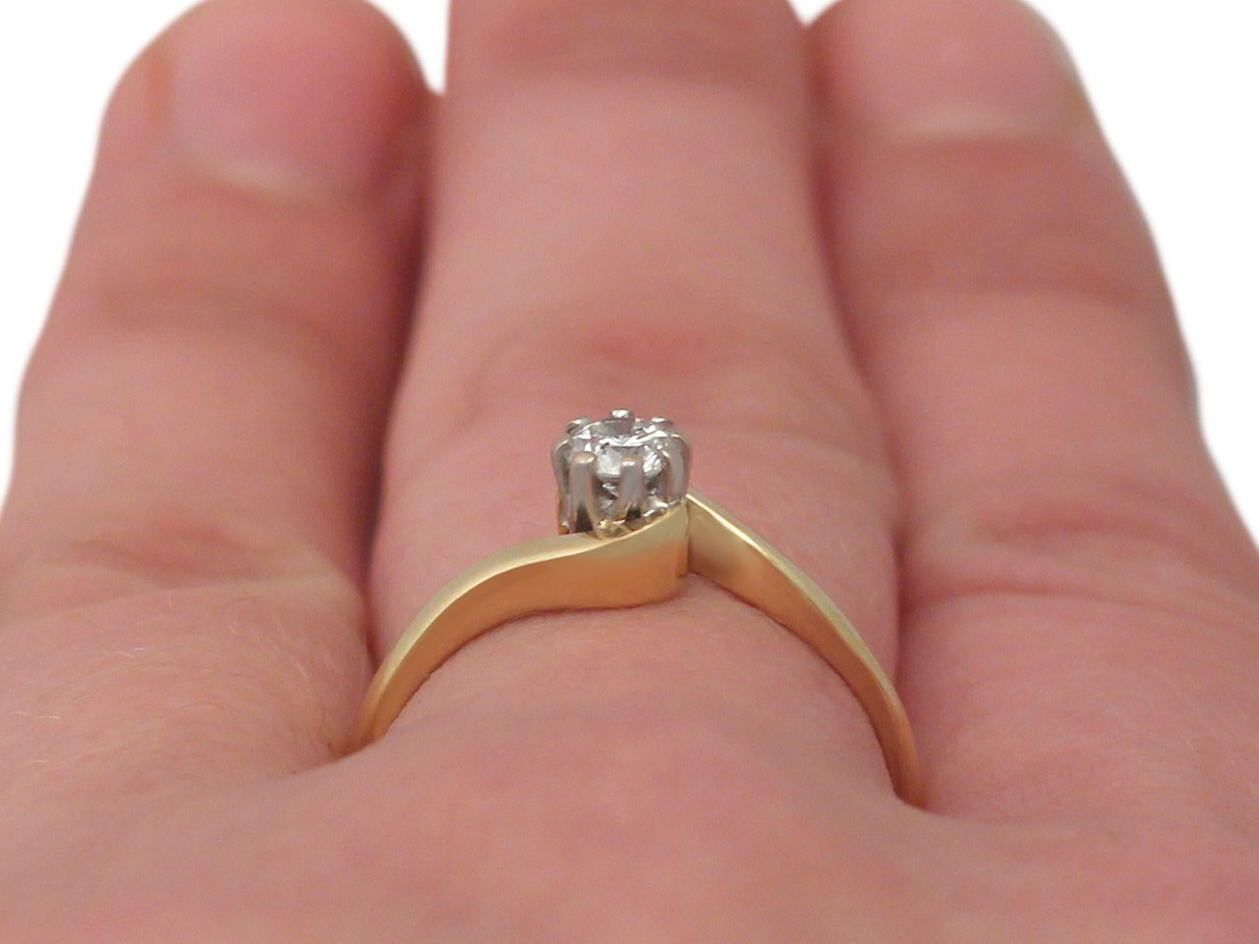 Anillo de compromiso solitario con diamantes y oro amarillo en espiral en venta 4