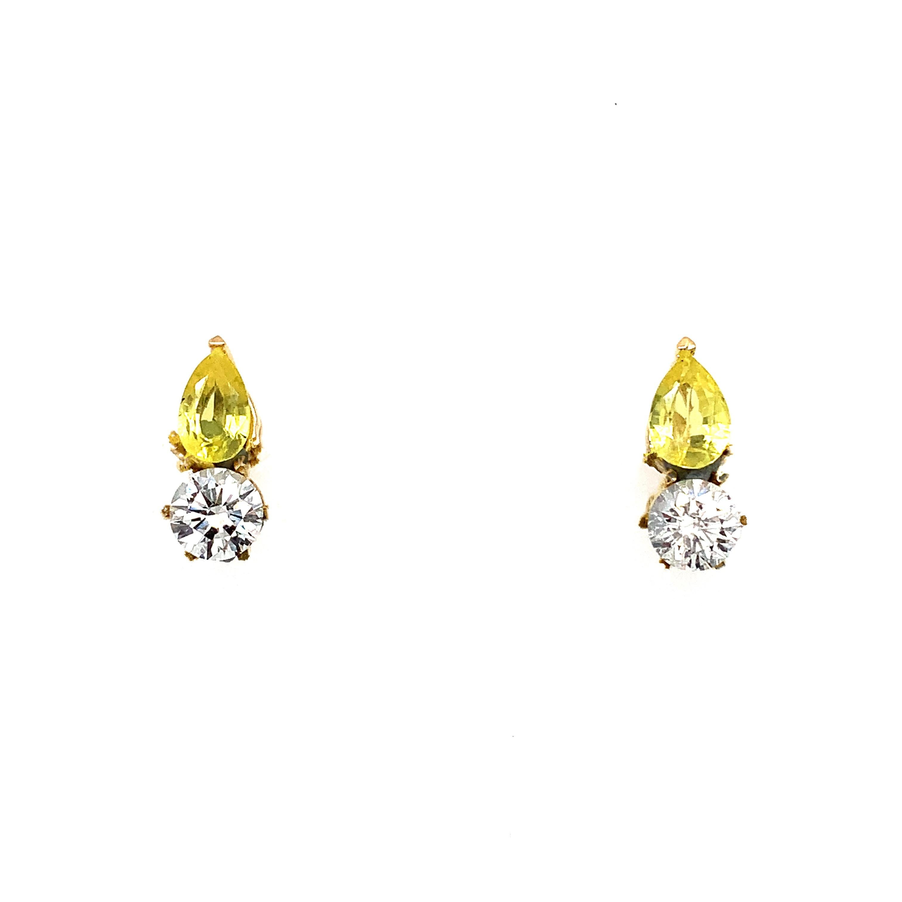 2.63ct Diamond and yellow sapphire art deco stud earrings 118k yellow gold
Gorgeous lemon yellow sapphire gemstone with round diamonds stud earrings art deco style earring in 18k yellow gold.
Yellow sapphire natural gemstone pear shaped total weight