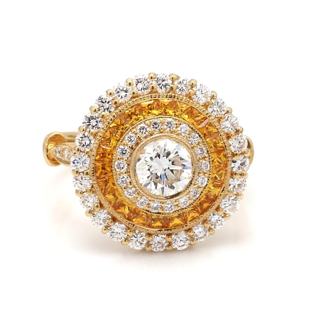 Anello in oro 18k con diamante rotondo e zaffiri gialli

Questo straordinario anello in oro 18 carati presenta al centro un diamante bianco rotondo da 1,3 carati. Il tutto è circondato da 1,0 carati di vibranti zaffiri gialli. L'anello, che pesa 7,3