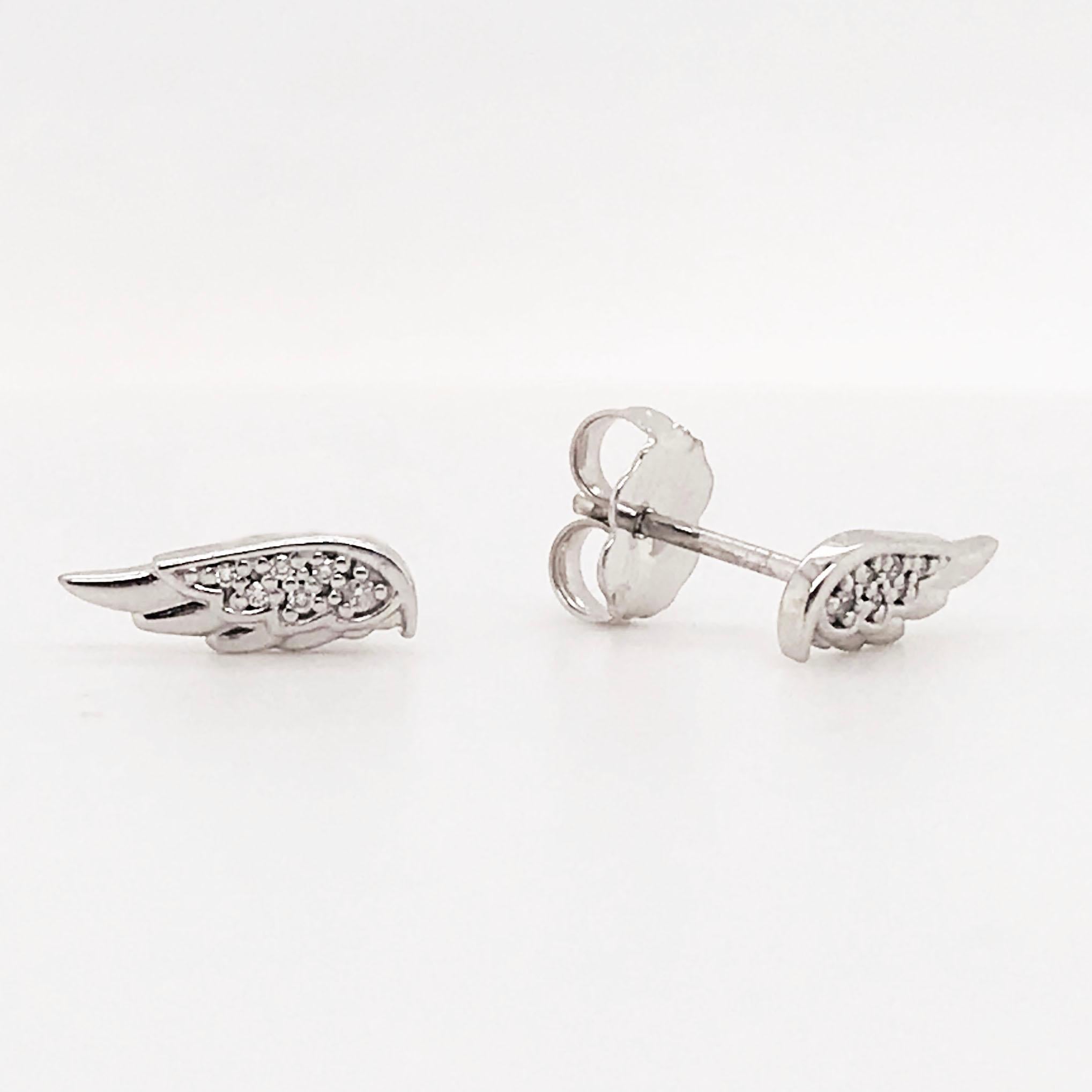 Le ali d'angelo sono pure e bellissime. Questi orecchini di diamanti hanno un design angelico con veri diamanti tondi brillanti naturali incastonati sulla parte superiore. Gli orecchini sono disegnati come due ali stravaganti in oro bianco 14
