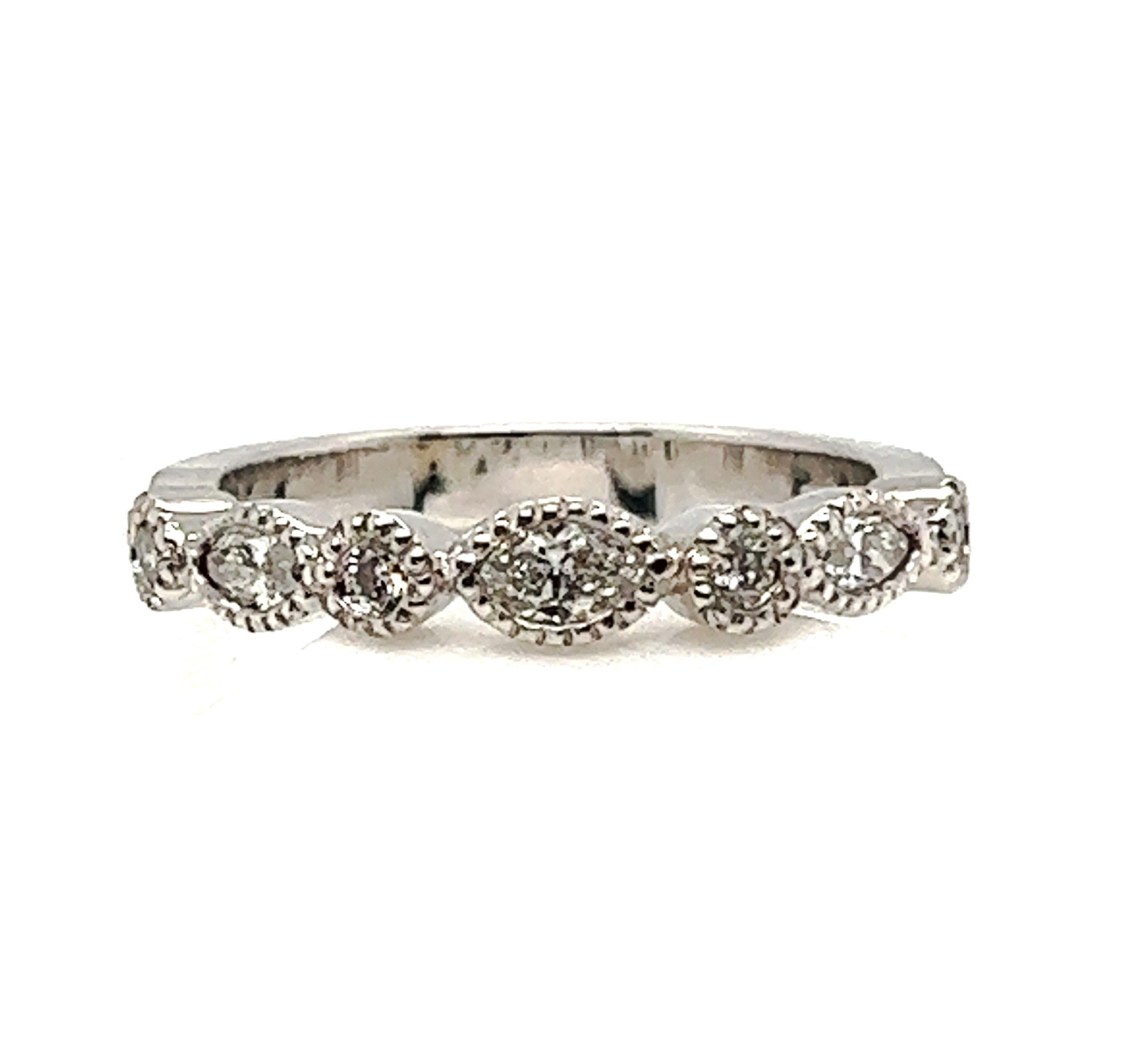 Anneau de mariage en or blanc 14K avec diamant .48ct



Or blanc massif 14K 

Diamants 100% naturels

.48 Carat Poids du diamant

Un grand groupe à empiler

S'adapte à toutes les bagues de fiançailles 

Parfait pour un cadeau d'anniversaire ou de