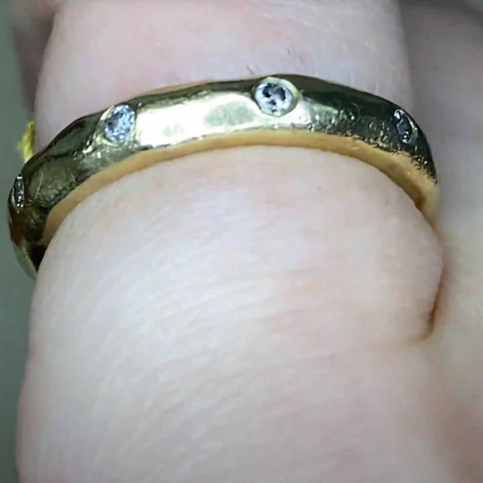 Taglio rotondo Fascia con diamante (circa 0,10 carati), oro giallo 14K in vendita