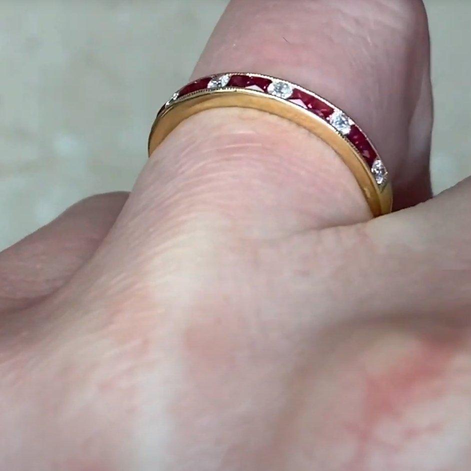 Band aus 18 Karat Gelbgold mit Diamanten ( ca. 0,10 Karat) und Rubin ( ca. 0,30 Karat) im Zustand „Hervorragend“ im Angebot in New York, NY