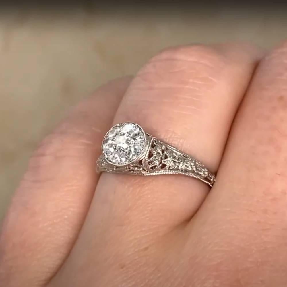 Cette charmante bague d'inspiration vintage est ornée d'un diamant central d'un poids total d'environ 0,20 carat, d'une couleur J douce et d'une pureté globale de VS2 à SI1. La grappe est sertie dans un chaton rond orné de fins détails en milgrain,