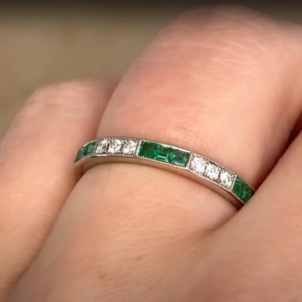 Dieser raffinierte Ehering für die Ewigkeit zeigt ein elegantes, abwechselndes Muster aus kanalgefassten Smaragden im Kaliberschliff und runden Brillanten in Pavé-Fassung. Die Steine sind mit filigranen Maserungen umrahmt, die dem Gesamtdesign eine