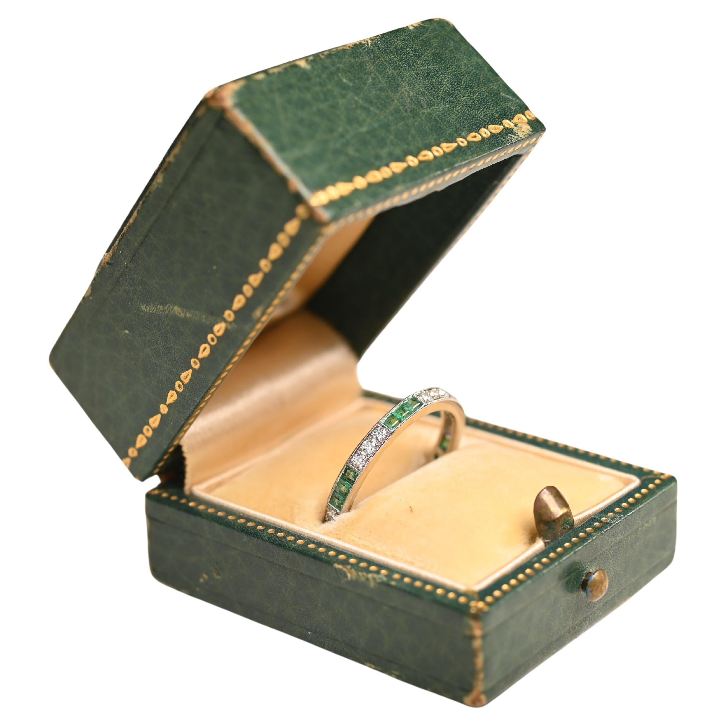 Diamant (ca. 0,20 Karat) Smaragd (ca. 0,50 Karat) Ewigkeitsring Platin im Angebot