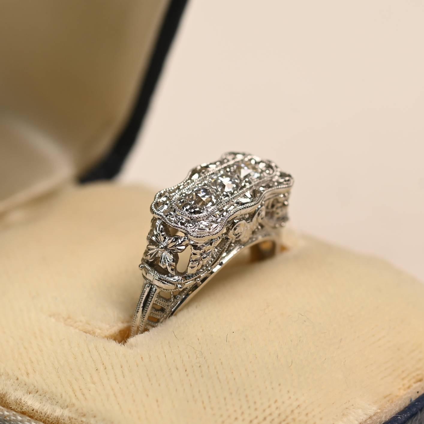 Questo elegante anello a tre pietre presenta diamanti antichi di taglio europeo con un peso totale approssimativo di 0,30 carati. I diamanti sono incastonati in una disposizione est-ovest che conferisce al pezzo una silhouette raffinata e allungata.