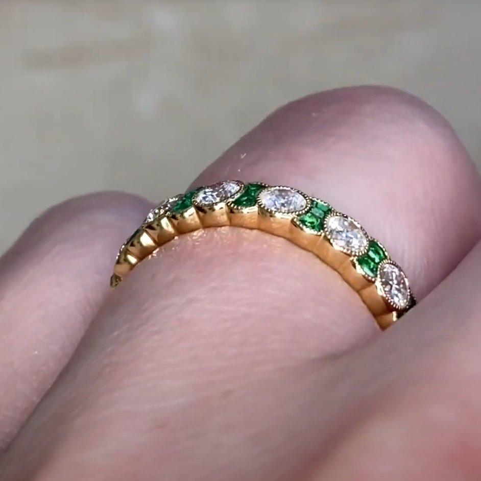 Anneau d'éternité avec diamants (environ 1,10 carat) et émeraude verte (environ 0,40 carat) Excellent état - En vente à New York, NY