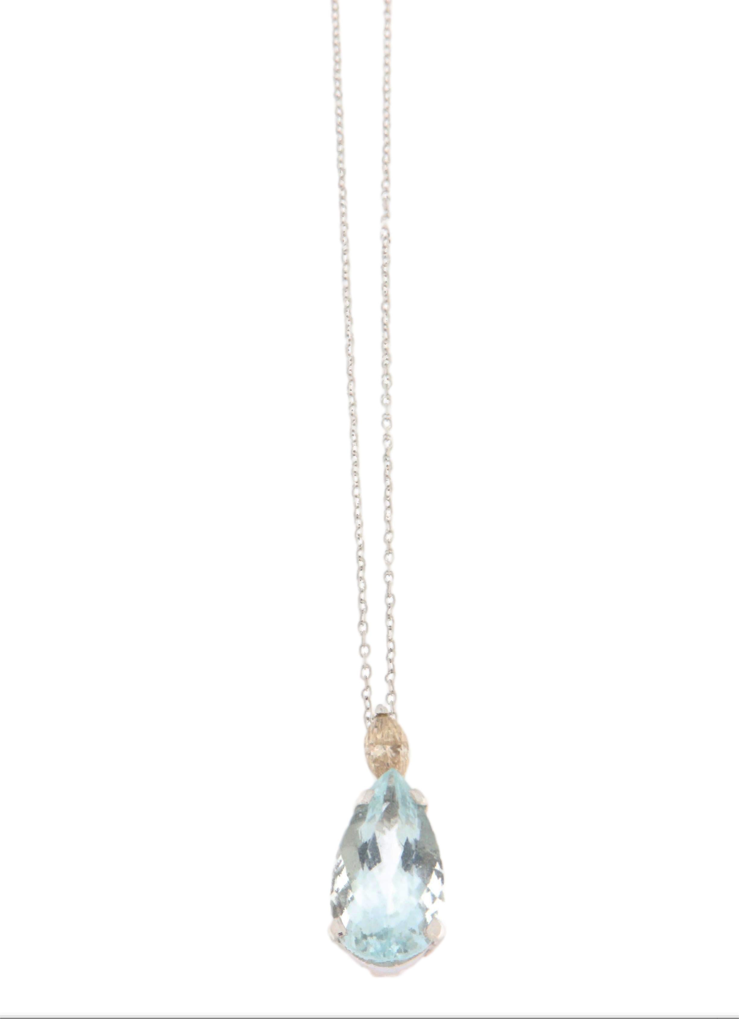 Eleganz und Raffinesse in einem einzigen Schmuckstück - dieser atemberaubende Anhänger aus 18-karätigem Weißgold ist ein wahres Meisterwerk der Juwelierkunst, entworfen für alle, die ein einzigartiges, raffiniertes Accessoire mit zeitlosem Wert