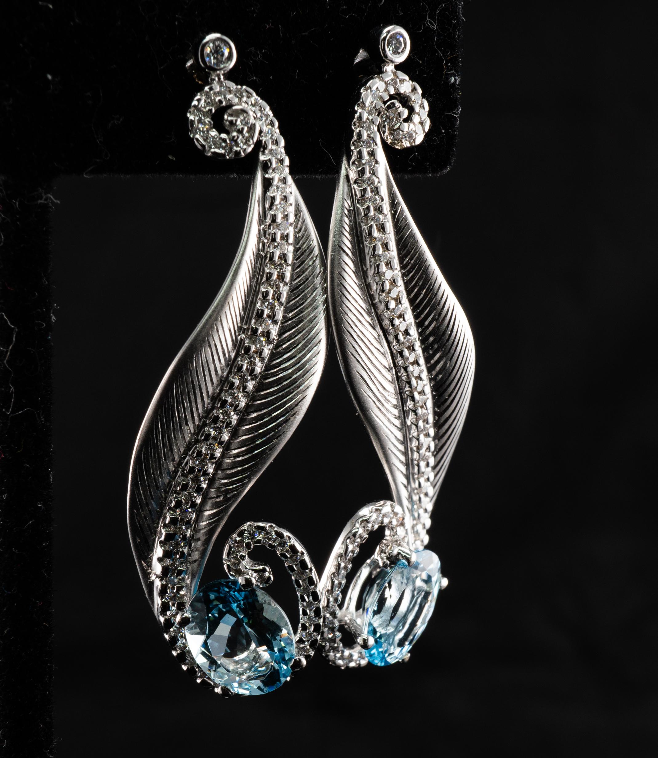 Orecchini con diamante e acquamarina in oro bianco 18 carati, a forma di penzoloni in vendita 4