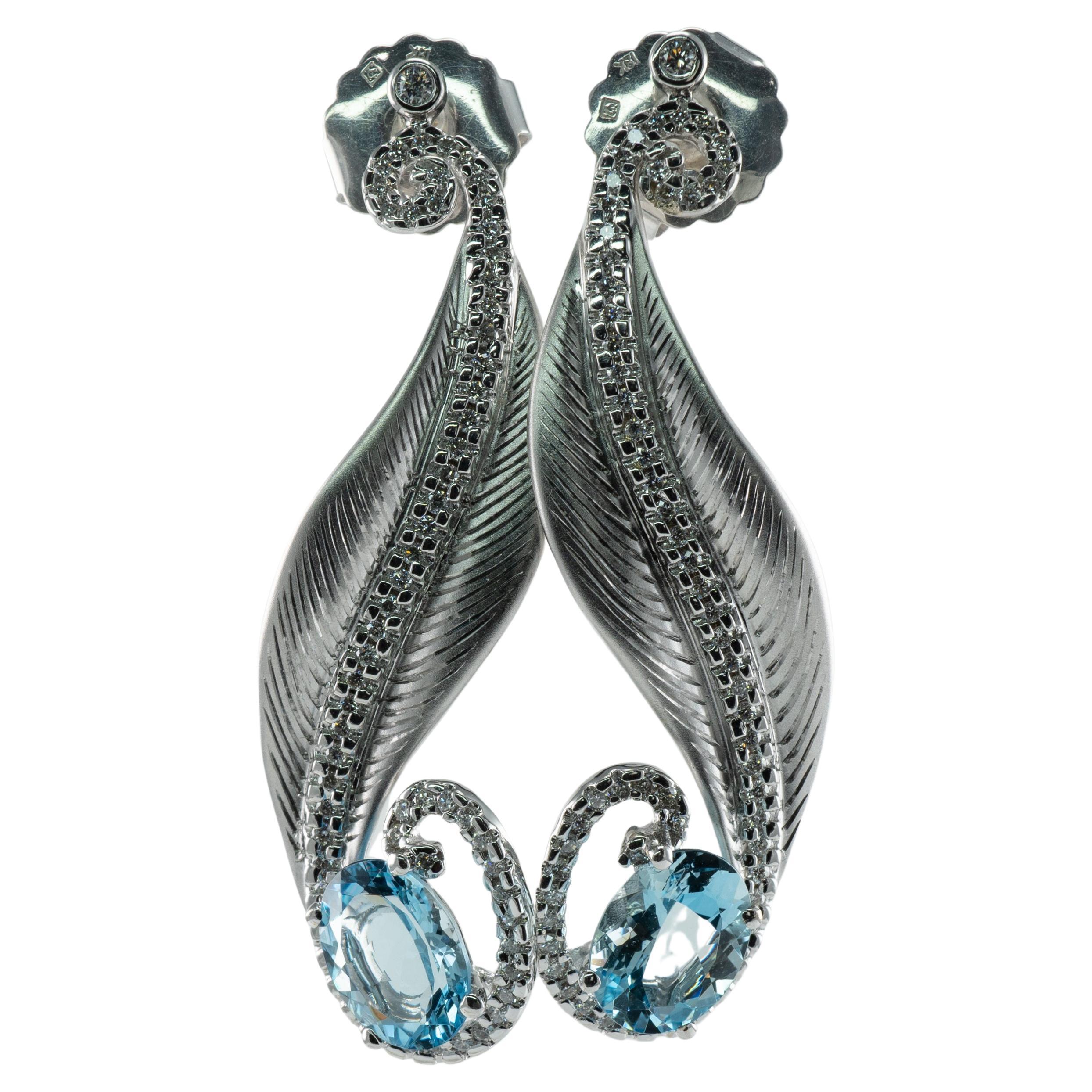 Orecchini con diamante e acquamarina in oro bianco 18 carati, a forma di penzoloni