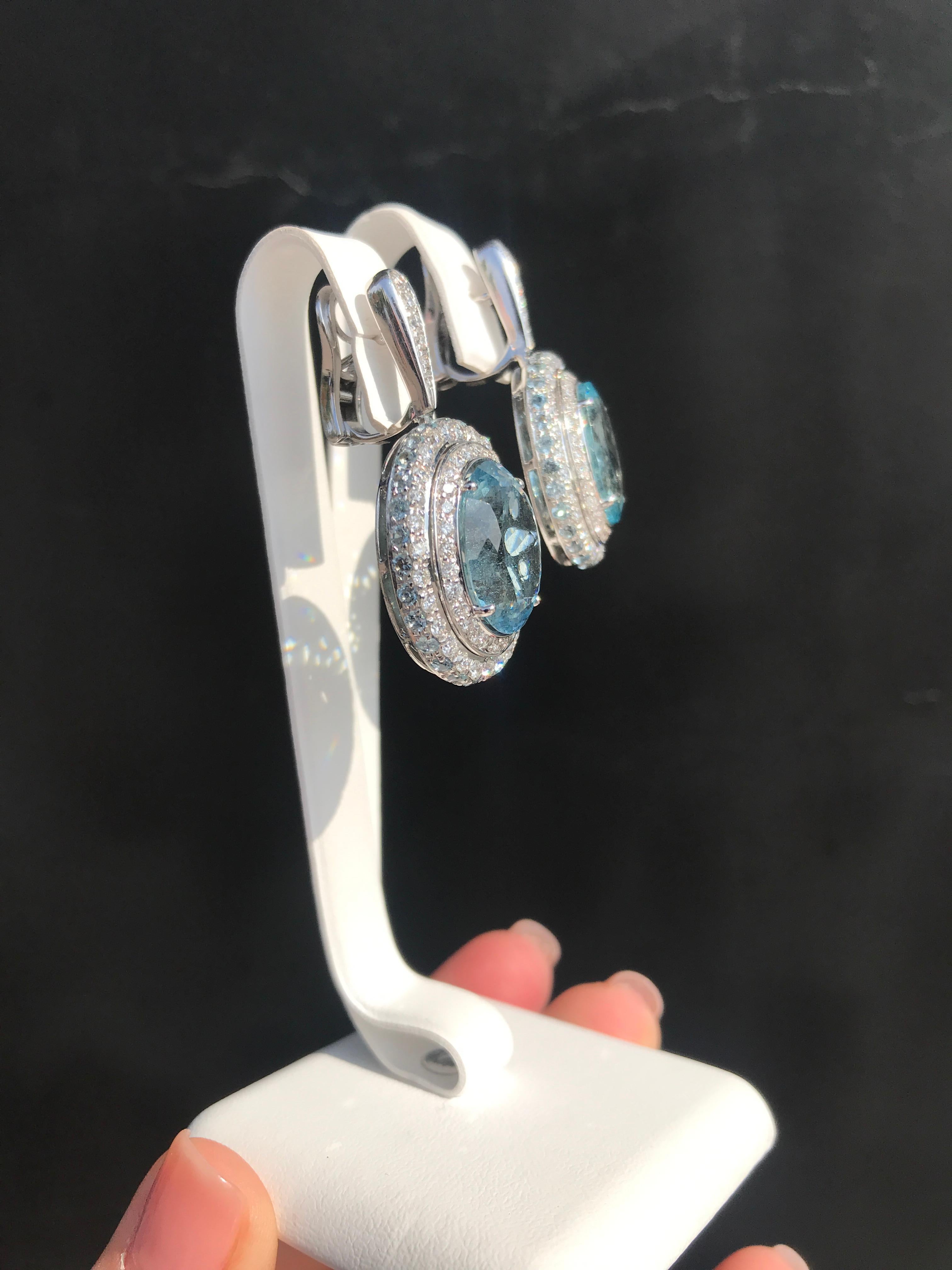 GOLD 18K
Diamond 120-RND-2,34-G/SI1A 
Diamond 4-RND-0,02-G/SI1A 
Aquamarine 2-17,3ct
Topaz 56-2,12ct