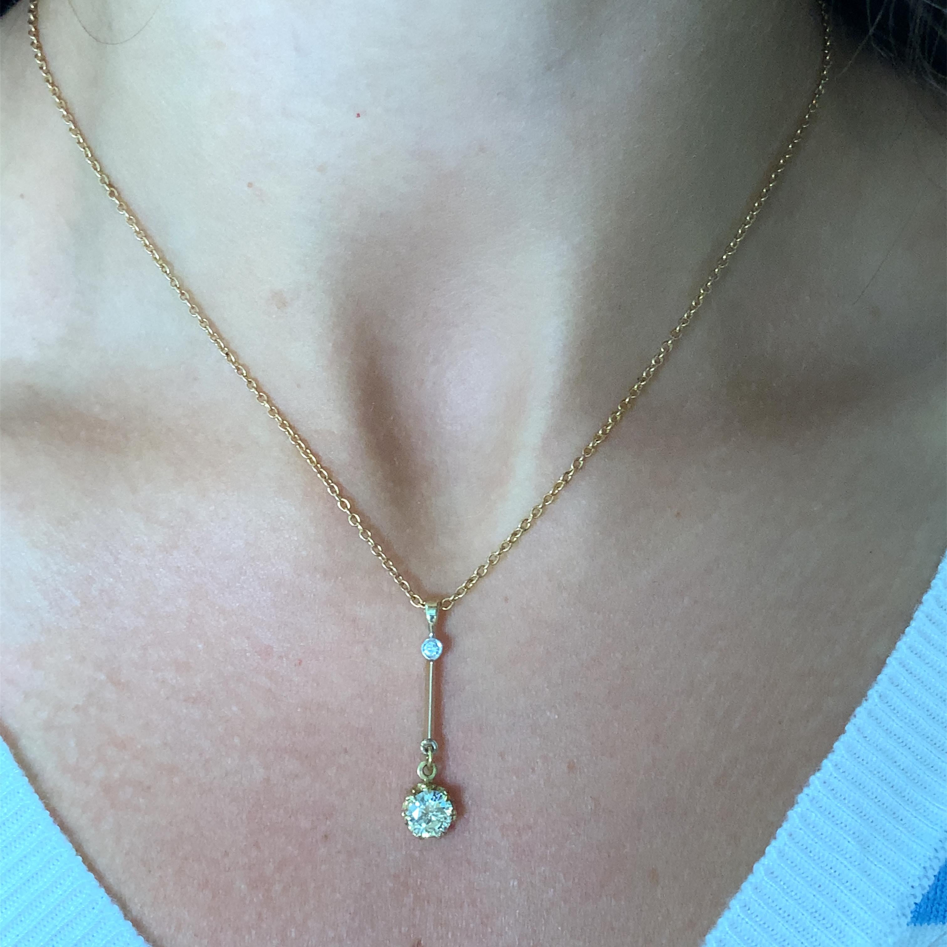 
Collar Colgante Gota de Diamante Redondo de 0,80 ct en oro amarillo de 18k.
Collar con colgante de gota alargada grande y bola flotante de diamantes en oro amarillo de 18 quilates. Longitud 18 pulgadas con colgante de unos 29 mm de longitud de la