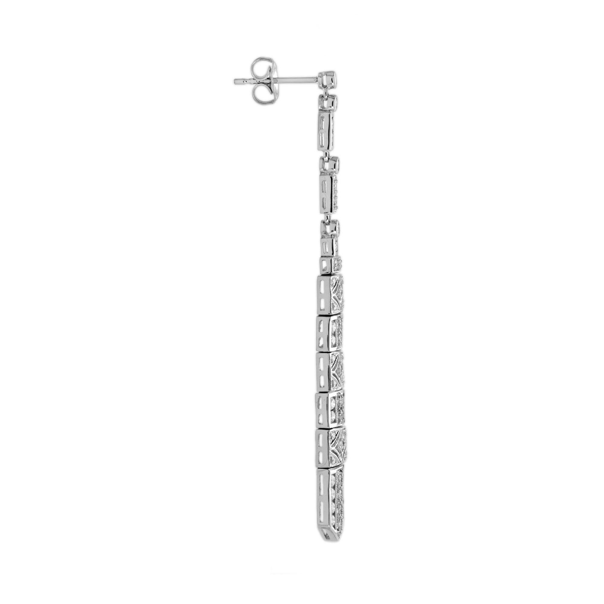 Questi orecchini a barretta art deco sono l'epitome dell'eleganza d'ispirazione vintage, caratterizzati da ipnotici motivi geometrici con un centinaio di diamanti.
Informazioni sugli orecchini
Stile: Art Deco
Larghezza: 6 mm.
Lunghezza: 61 mm.
Peso