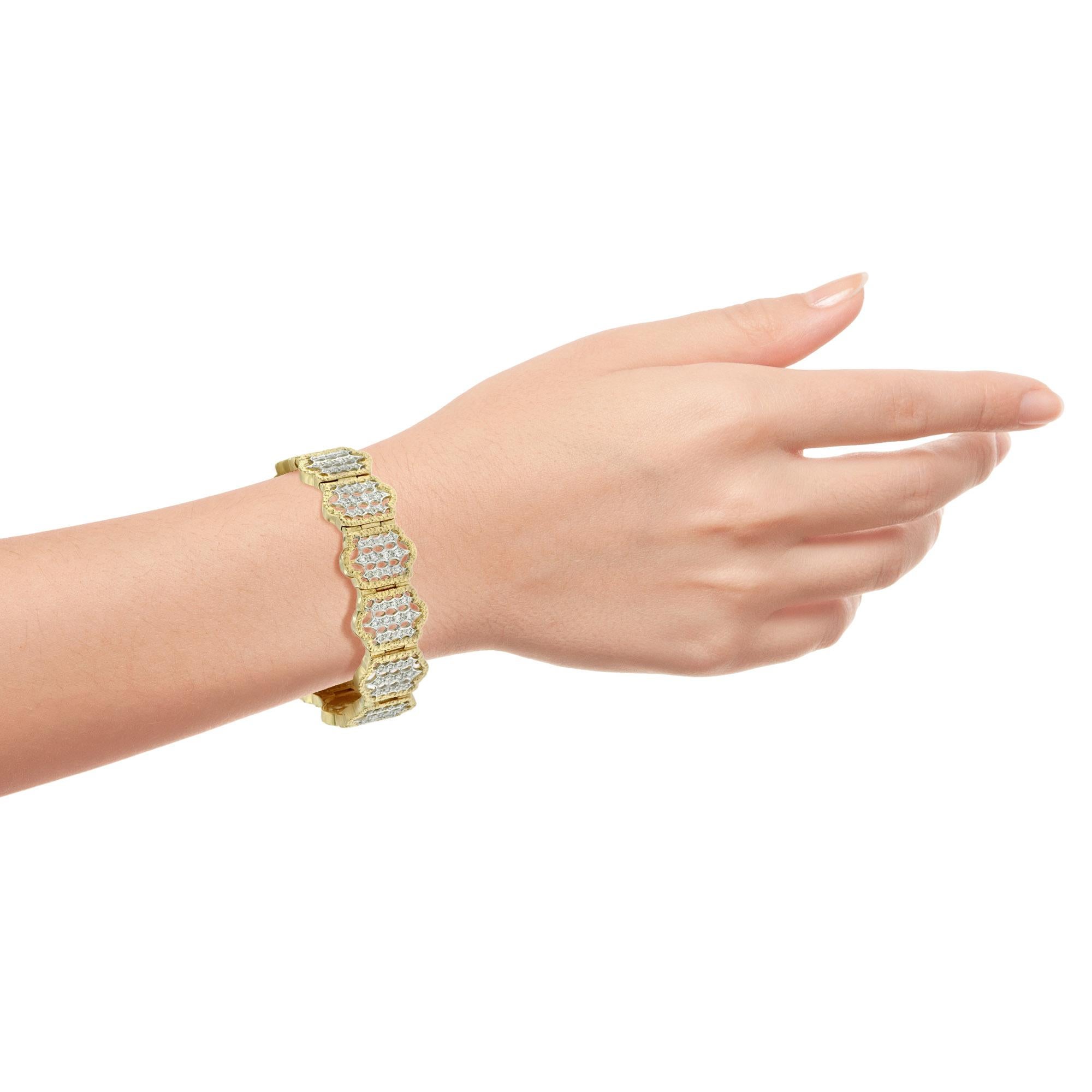 Dieses wunderschöne Armband mit geometrischen Motiven ist sowohl in 18 Karat Weiß- als auch in Gelbgold gefertigt. Der gesamte Rahmen des Armbands ist in sattem Gelbgold gehalten, das einen schönen Kontrast zum hellen Weißgold im Inneren des Rahmens