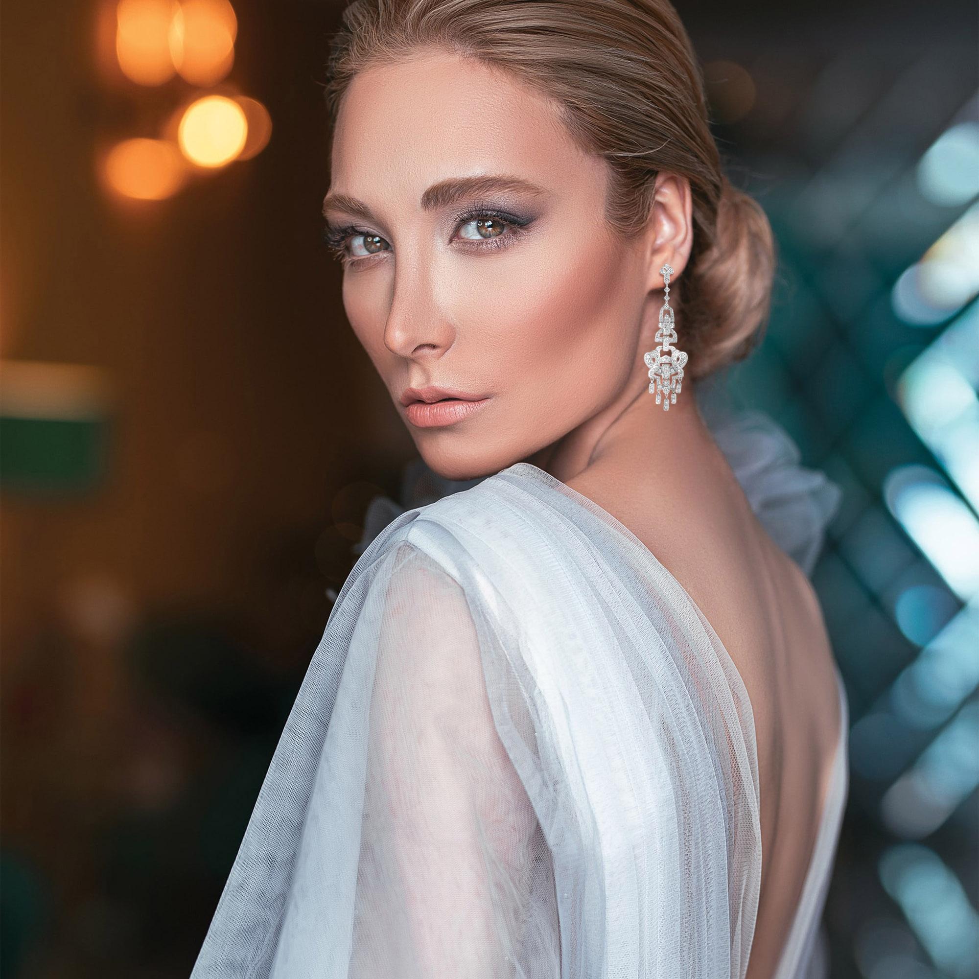 Boucles d'oreilles chandelier en or blanc 18 carats avec diamants de style Art déco Pour femmes en vente