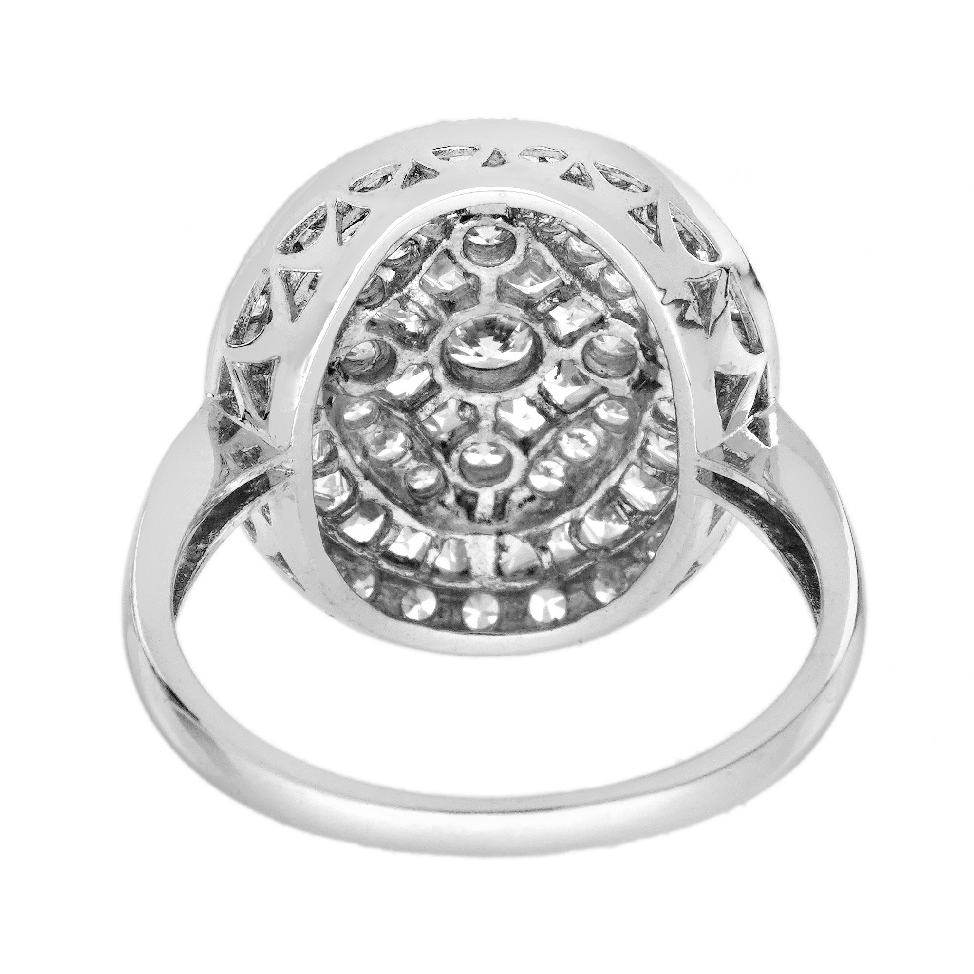 Anello di fidanzamento a grappolo con diamanti in stile Art Deco in oro bianco 18 carati In condizioni Nuovo in vendita a Bangkok, TH