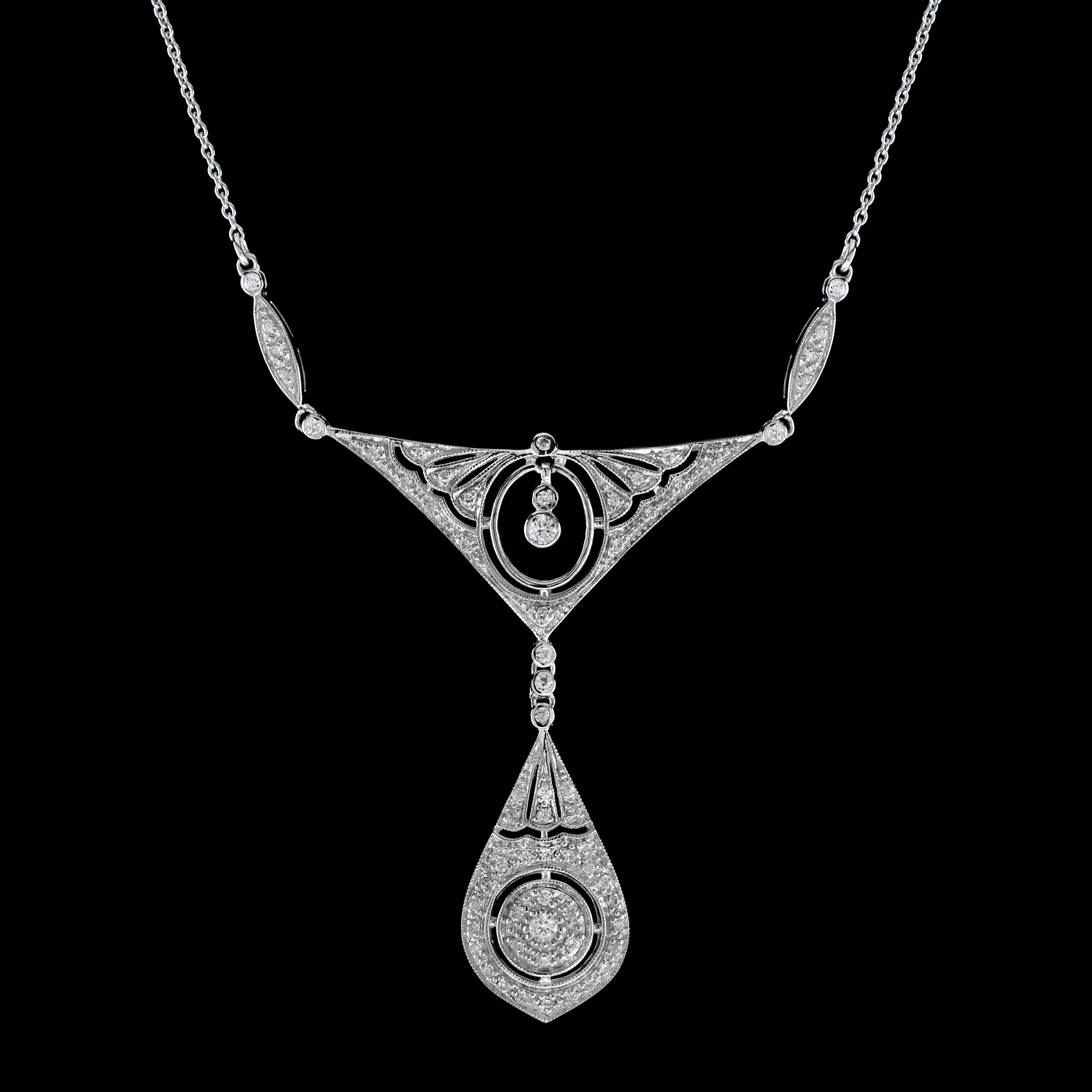 Il ciondolo con diamante in stile Art Deco in oro bianco 18 carati è un pezzo senza tempo che combina eleganza classica e squisita maestria. Il diamante brillante è al centro della scena e irradia una brillantezza scintillante, mentre il design di