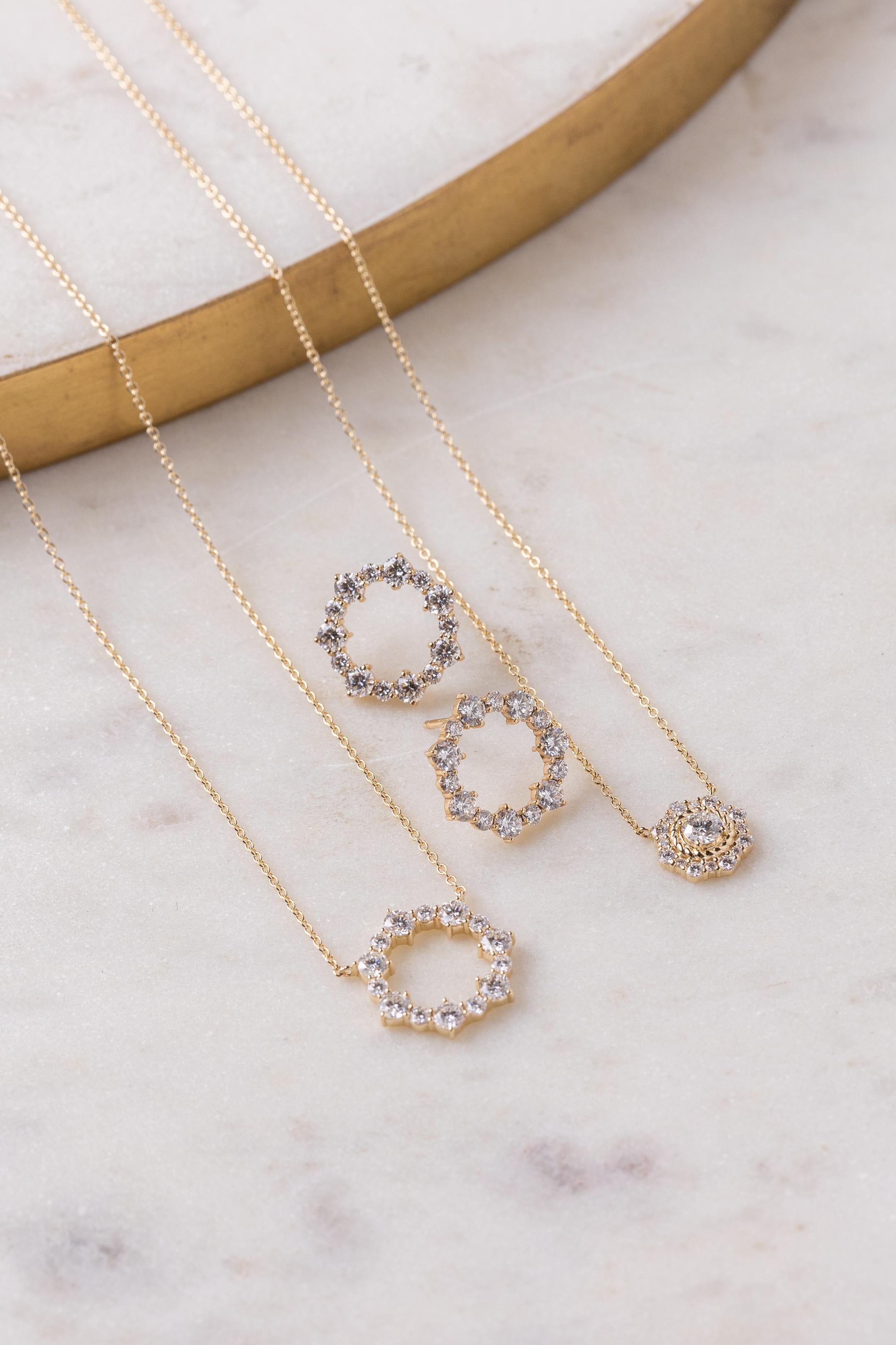 Der Ava Circle Anhänger mit Diamanten ist eine klassische Halskette für jeden Tag mit einer Menge Bling.