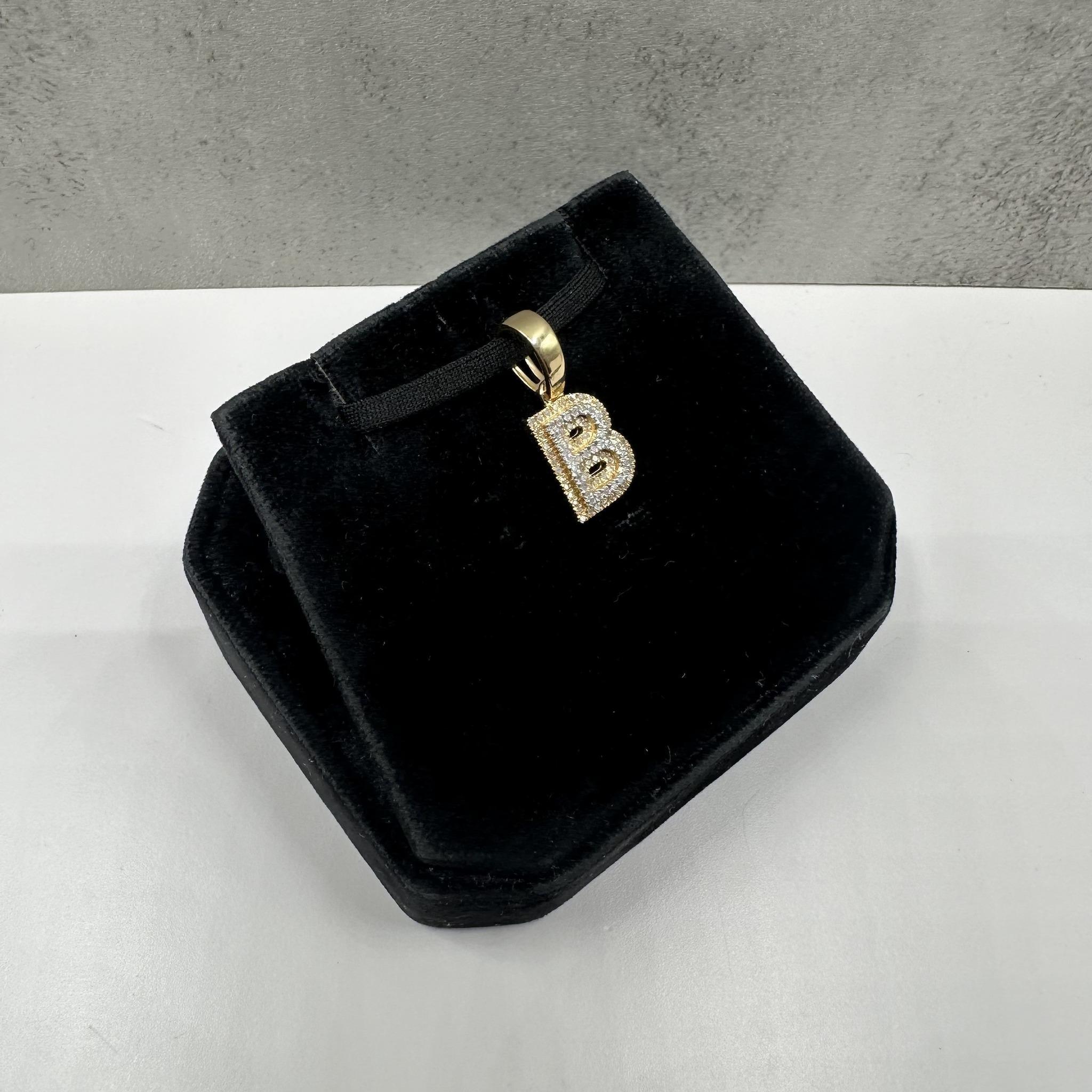 Cet élégant pendentif à l'initiale 