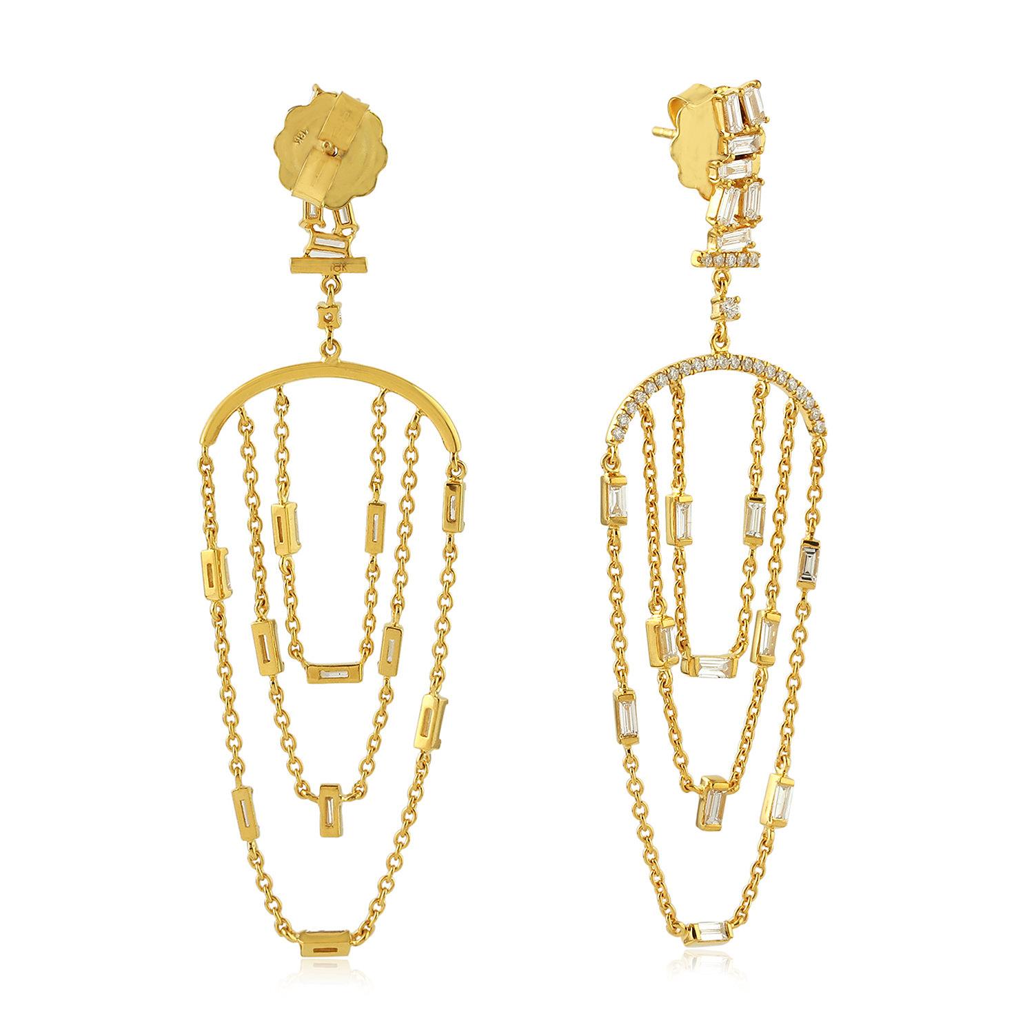 Realizzati a mano in oro 18 carati, questi orecchini a catena con diamanti sono incastonati con diamanti baguette da 1,78 carati. 

SEGUI  Visita la vetrina di Meghna Jewels per vedere l'ultima collezione e i pezzi esclusivi.  Meghna Jewels è