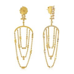 Moderne Ohrringe aus 18-karätigem Gold mit Diamanten im Baguette-Schliff von Meghna Jewels