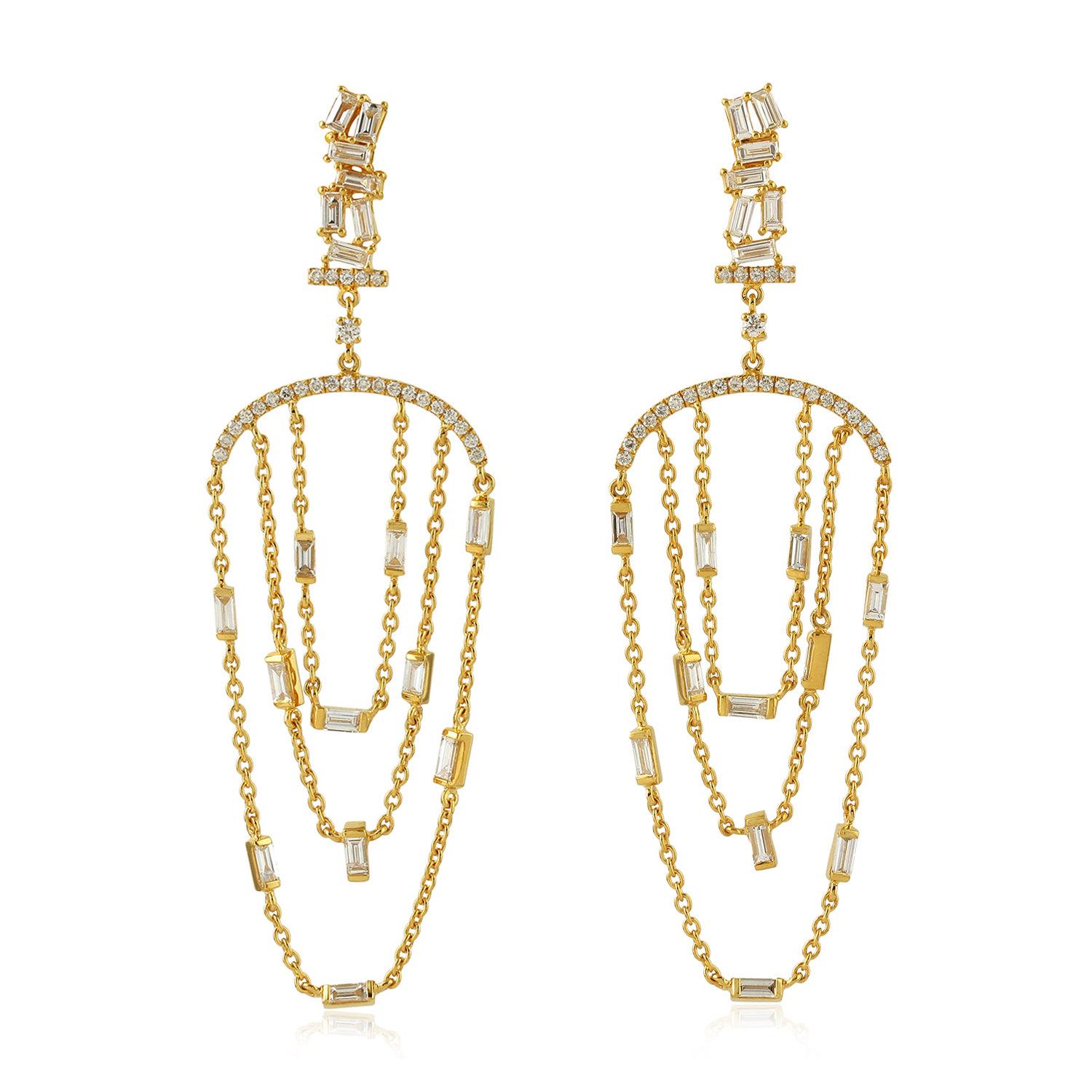 Moderno Orecchini a catena con diamante Baguette in oro 18 carati in vendita