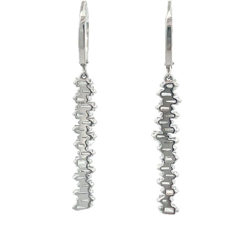 Moderno Orecchini a goccia con diamante Baguette da 1,97 carati in oro bianco 18 carati con chiusura a leva in vendita