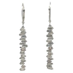 Boucles d'oreilles à levier en or blanc 18 carats serties de diamants baguettes de 1,97 carat