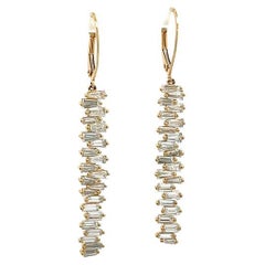 Boucles d'oreilles pendantes en or jaune 18K serties de diamants baguettes 3.46 carats