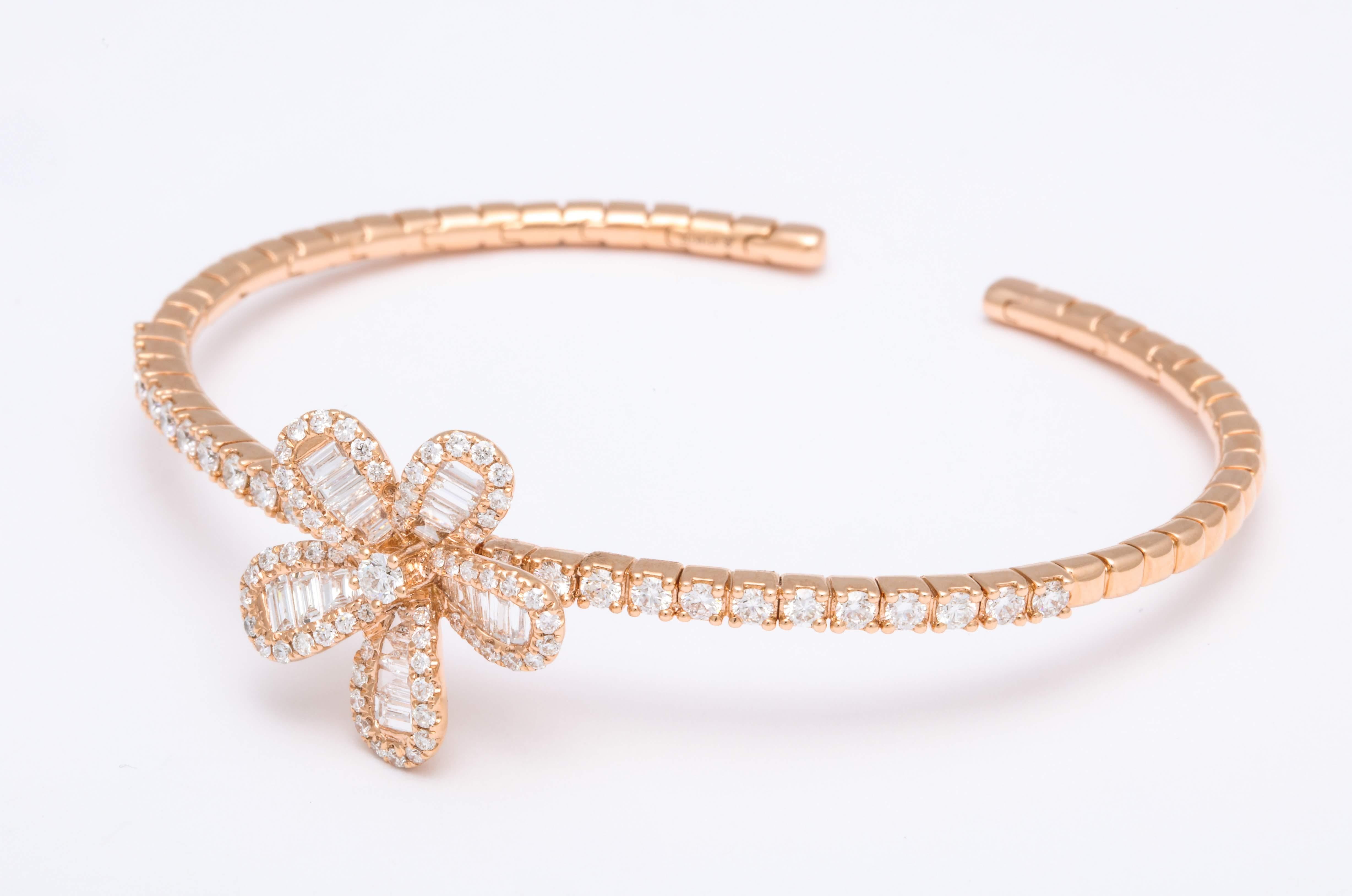 Diamond Baguette and Rose Gold Floral Charm Clip Bracelet (Baguetteschliff) im Angebot