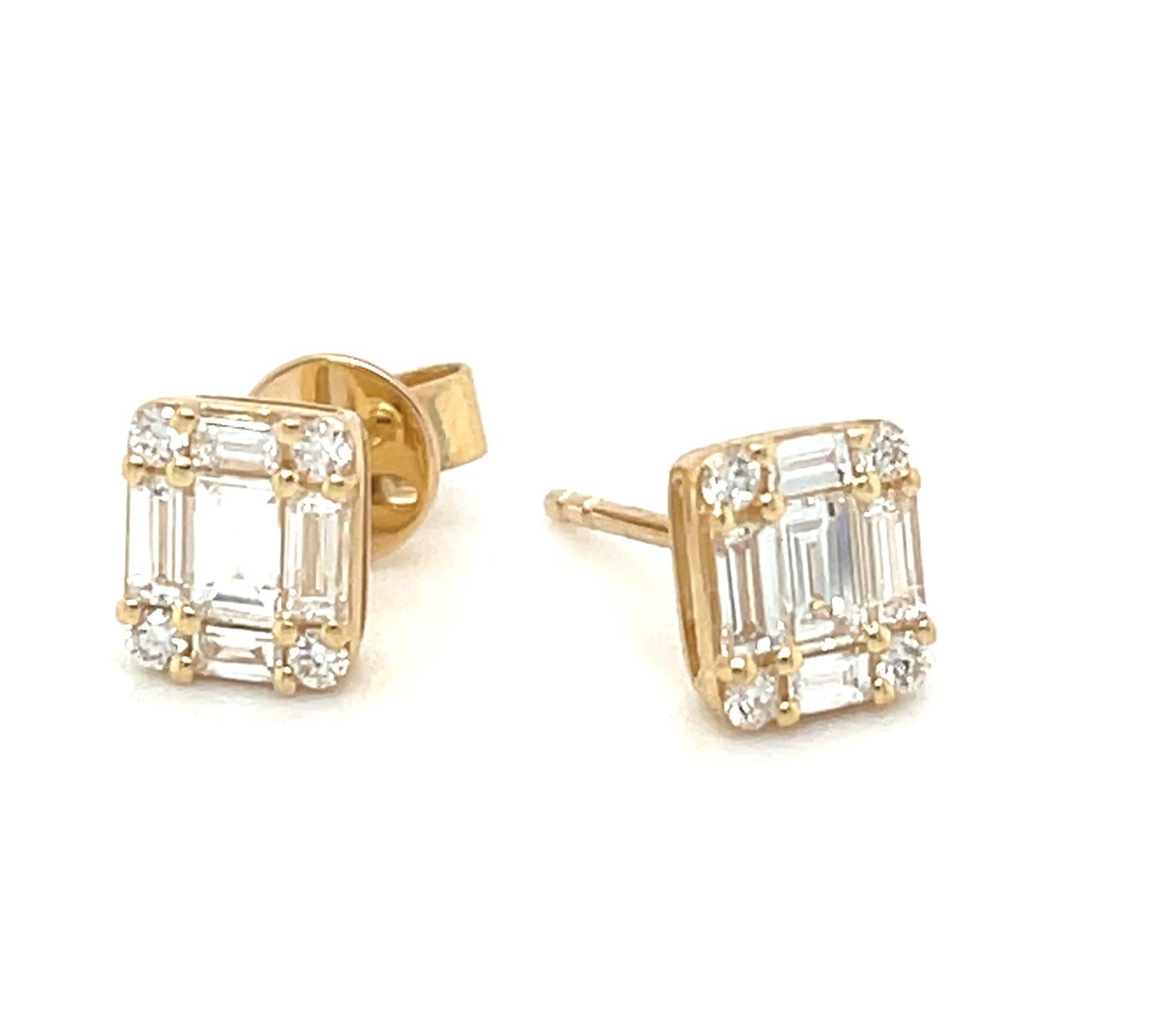 Questi orecchini di diamanti unici e alla moda sono eleganti e sofisticati grazie alla combinazione di eleganti baguette e tondi brillanti. La splendida disposizione permette ai diamanti di catturare la luce e scintillare meravigliosamente da tutte