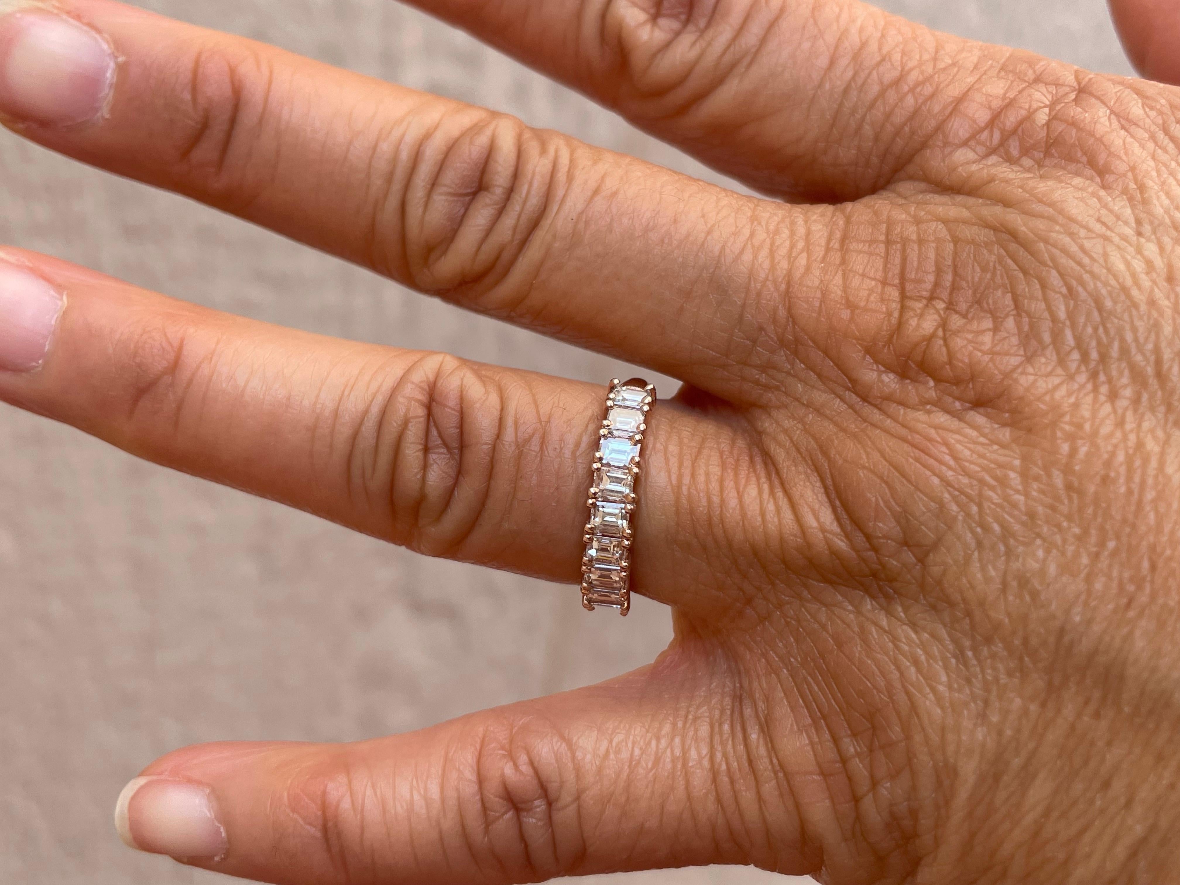 Offrez-vous une dose quotidienne d'éclat avec ce bracelet en diamants unique, composé de baguettes de diamants de pureté VS et de couleur F, pesant 1,30 ct. Le réglage est  Or rose 14k et 
peut également être réalisée en or jaune ou blanc. Des