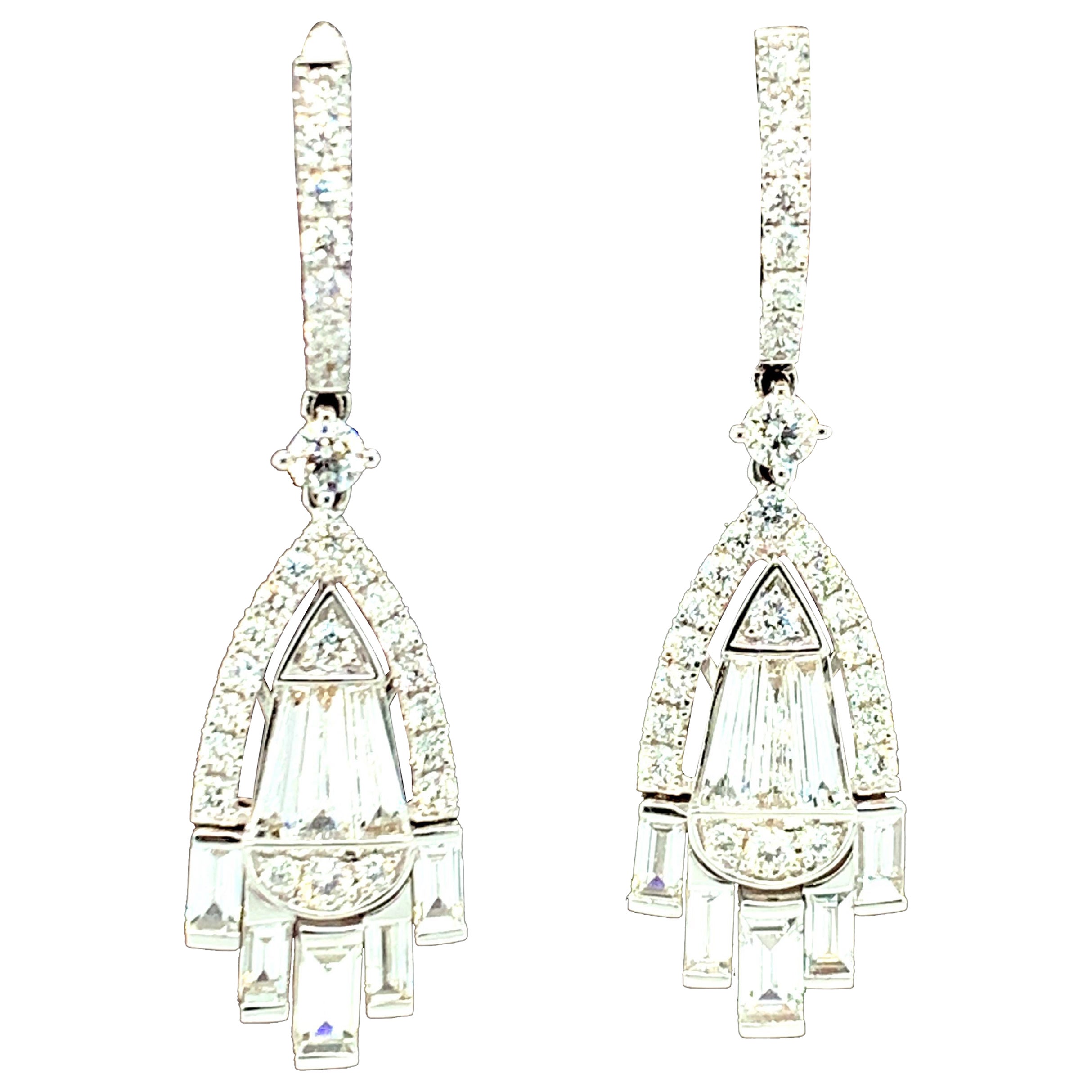 Pendientes candelabro de diamantes baguette en oro blanco, 2,56 quilates en total