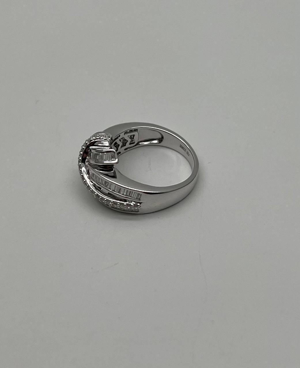 Moderne Bague d'affirmation en or blanc 14K avec diamant baguette serti Channel Waves en vente