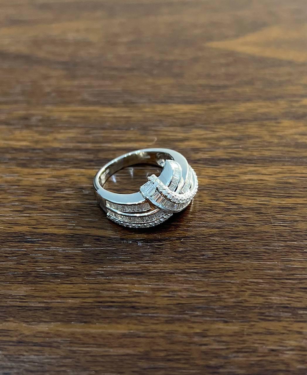 Bague d'affirmation en or blanc 14K avec diamant baguette serti Channel Waves Neuf - En vente à Oakton, VA