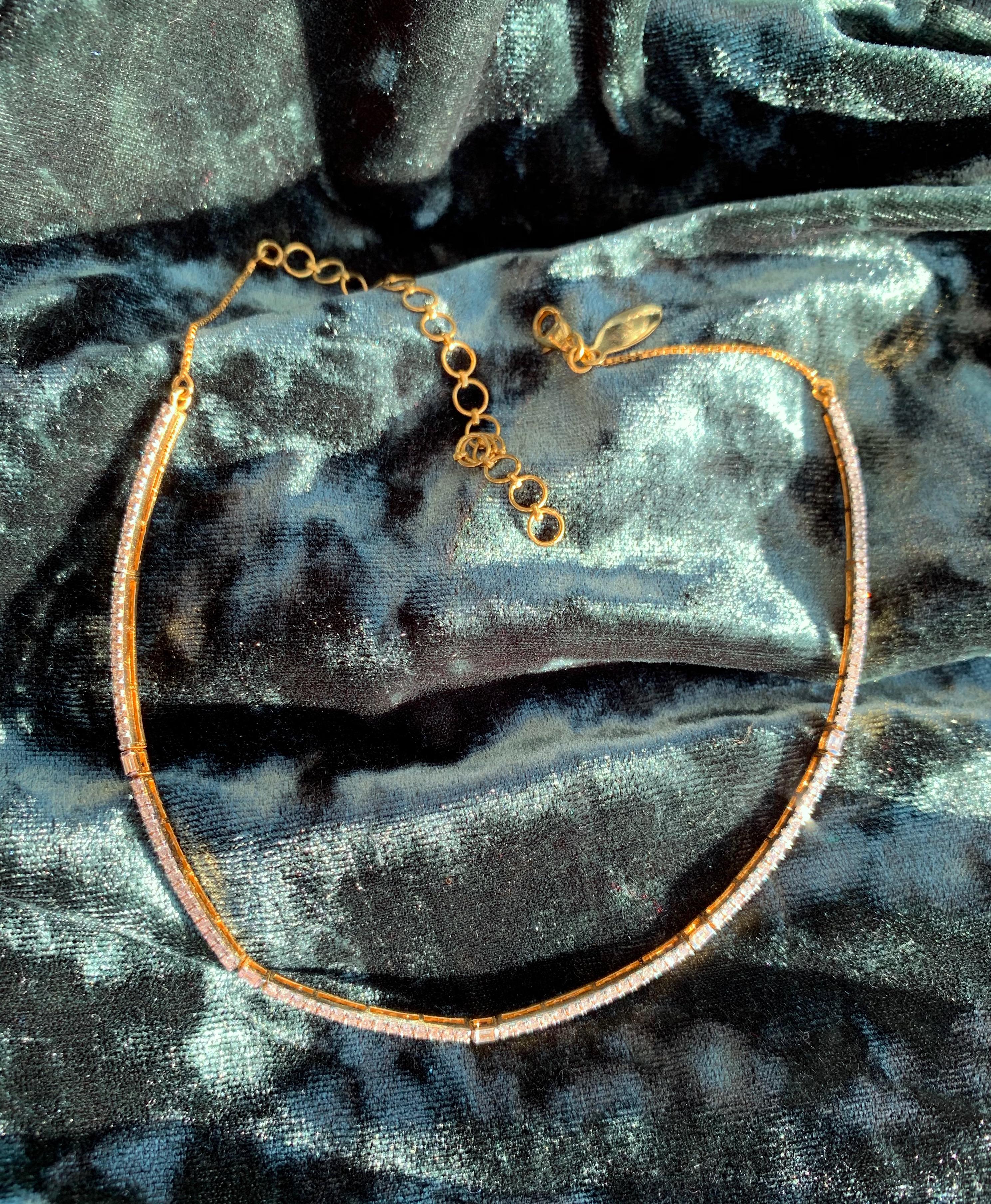 Modern Diamond Baguette Choker Necklace in 18 Karat Yellow Gold For Sale