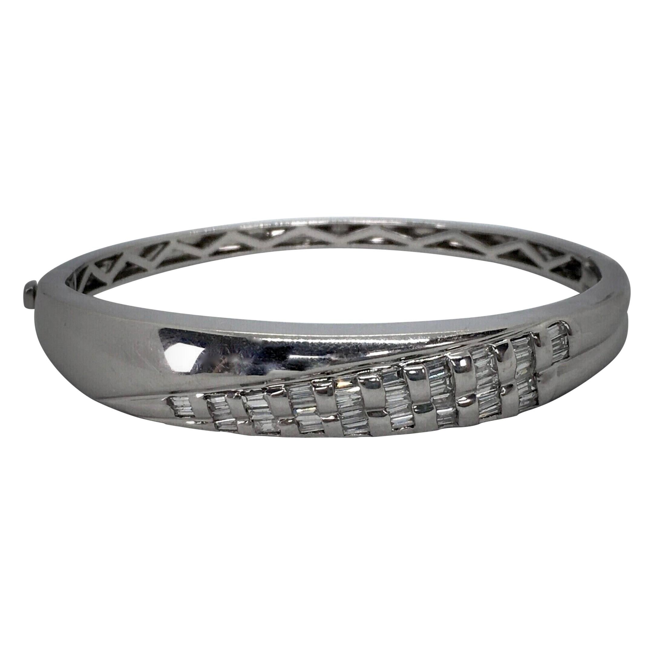 Bracelet manchette baguette en or blanc 18 carats et diamants 36,3 g