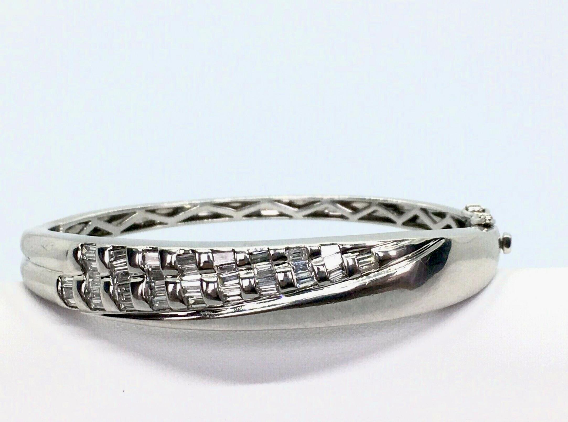 Bracelet manchette baguette en or blanc 18 carats et diamants 36,3 g Pour femmes en vente