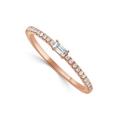 Anello a fascia impilabile con diamante taglio baguette