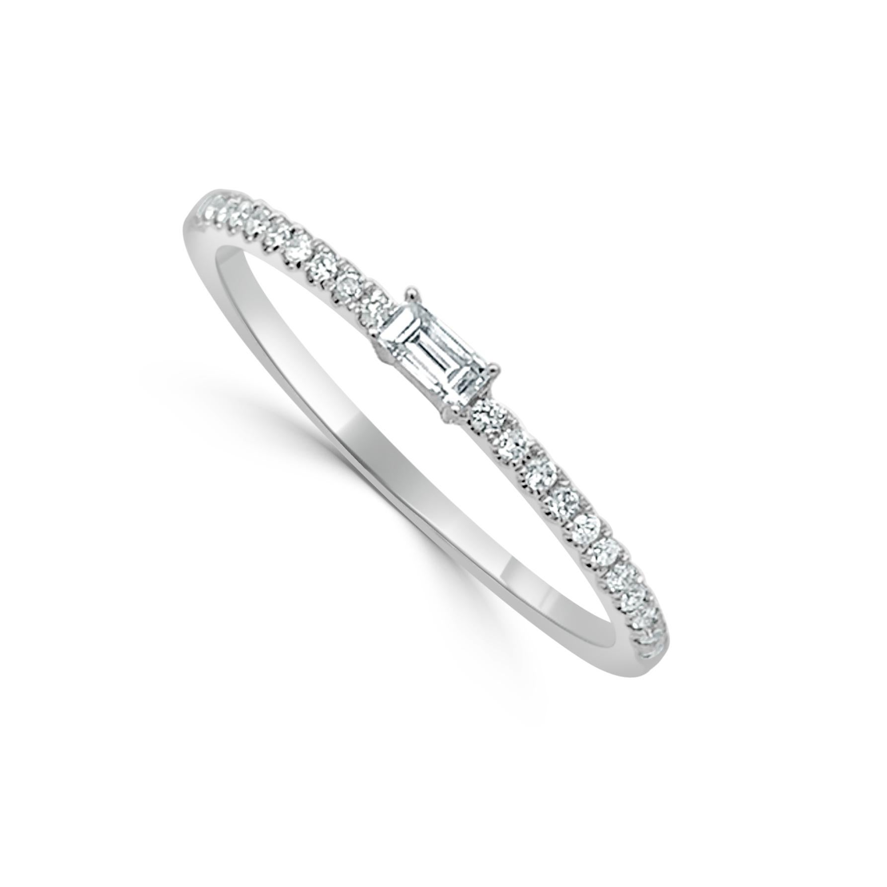 En vente :  Bague à anneau empilable en diamants taille baguette 3