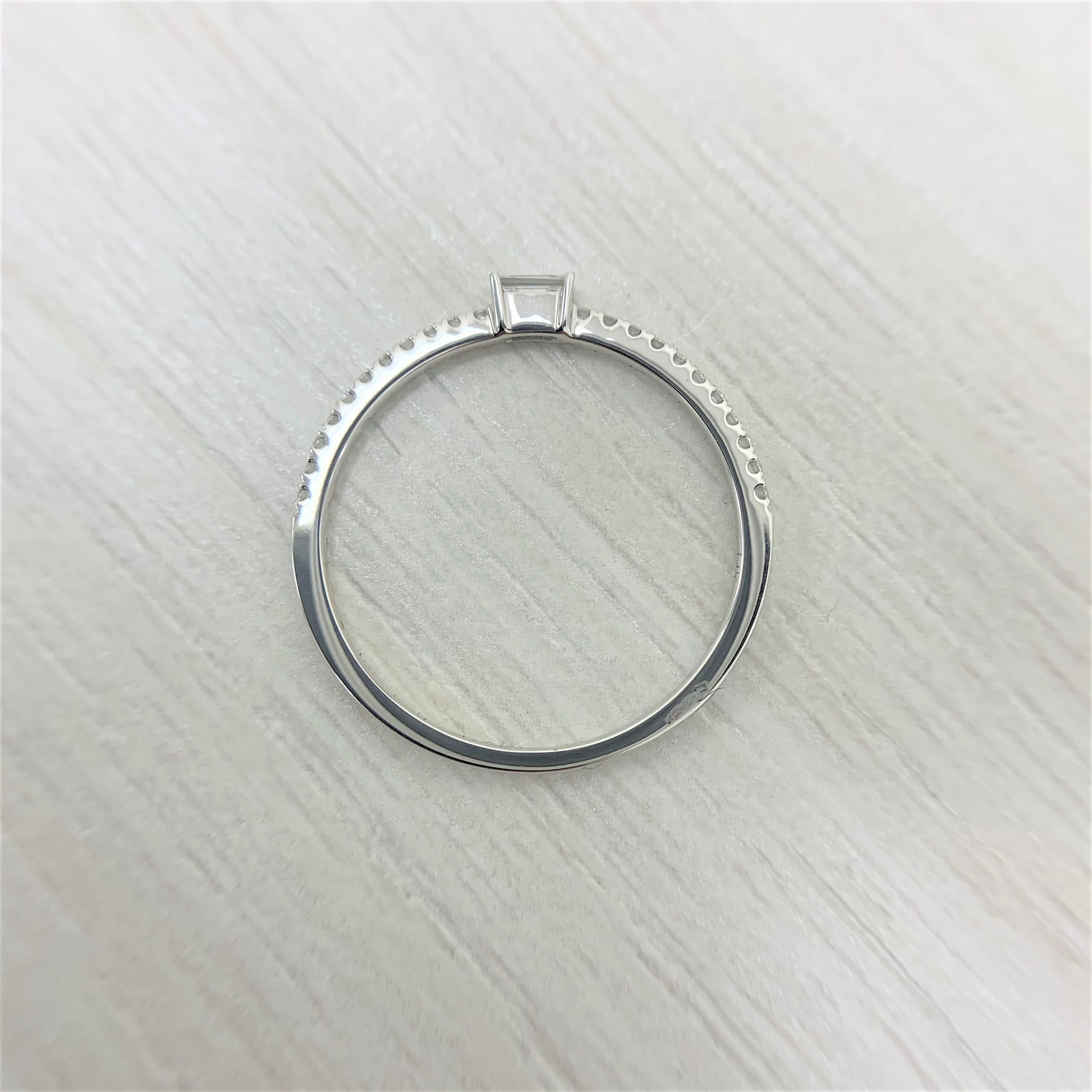 En vente :  Bague à anneau empilable en diamants taille baguette 5