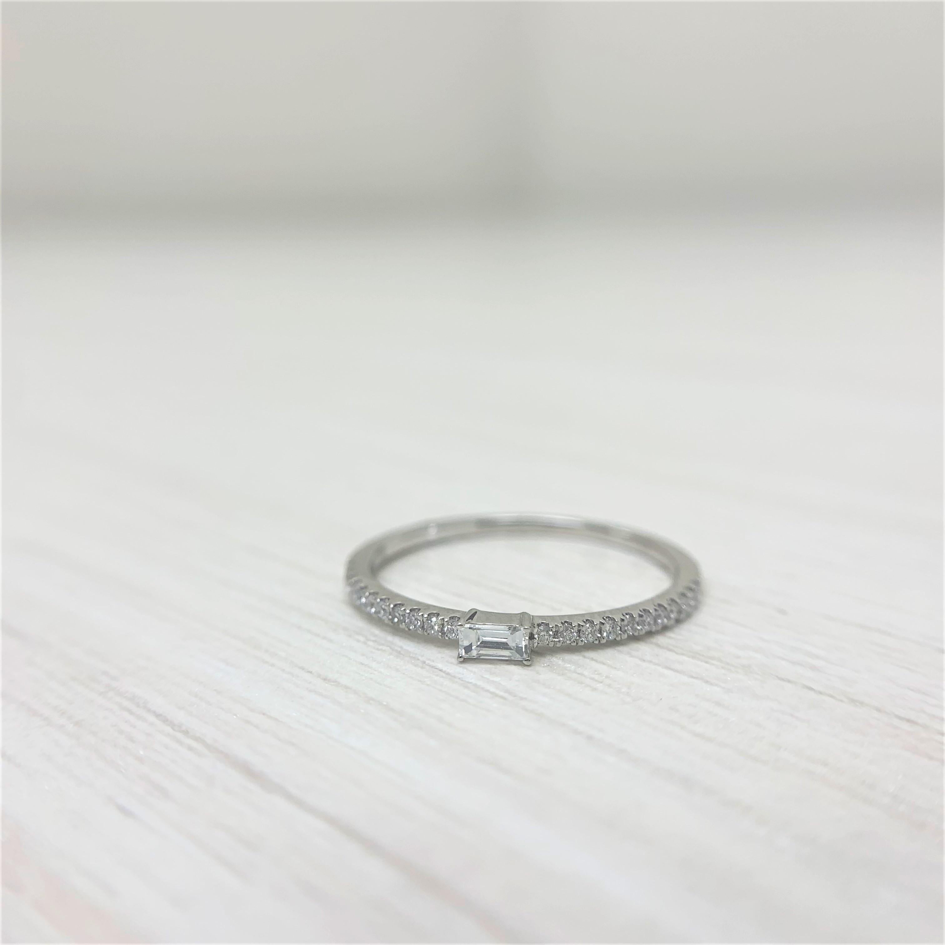En vente :  Bague à anneau empilable en diamants taille baguette 6