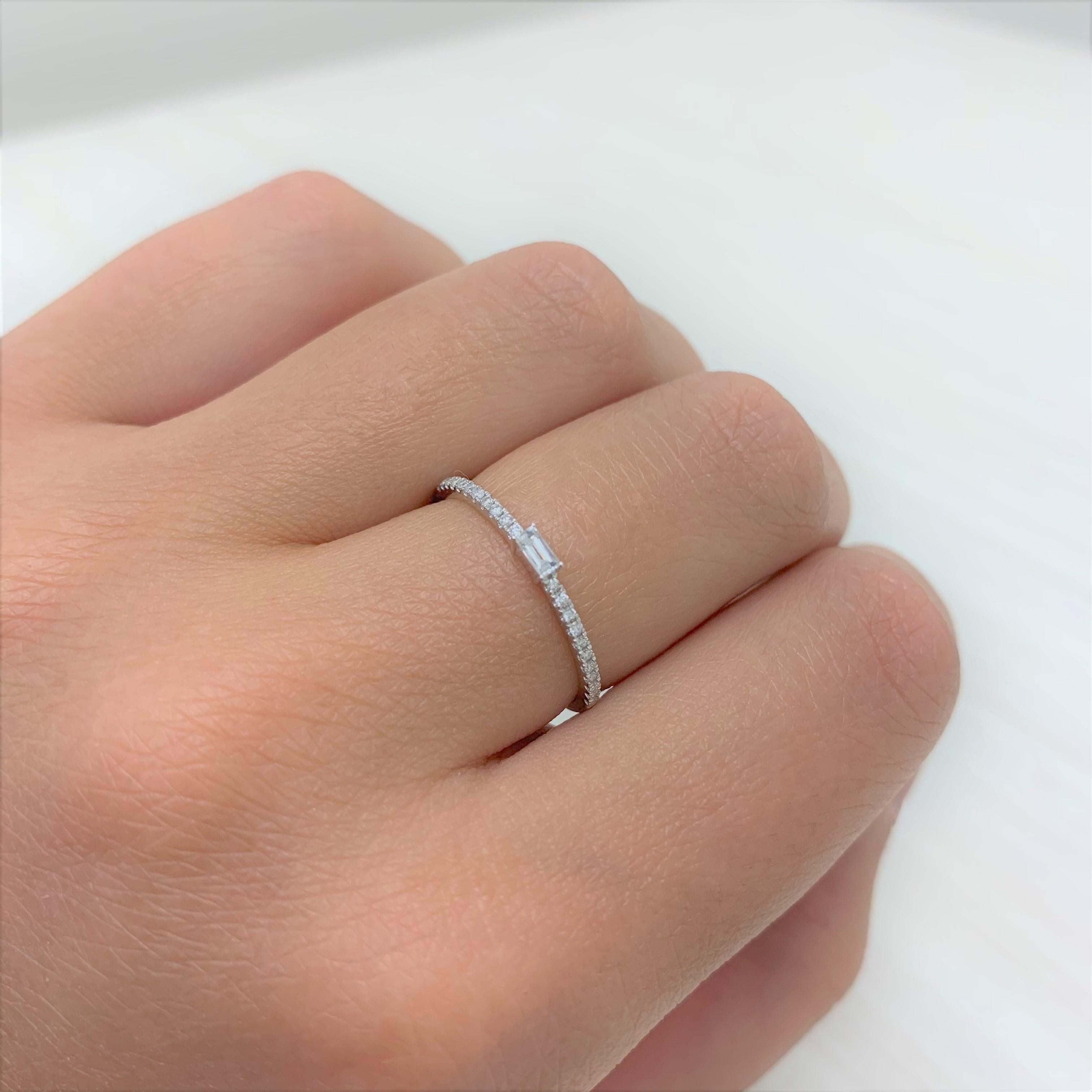 En vente :  Bague à anneau empilable en diamants taille baguette 8